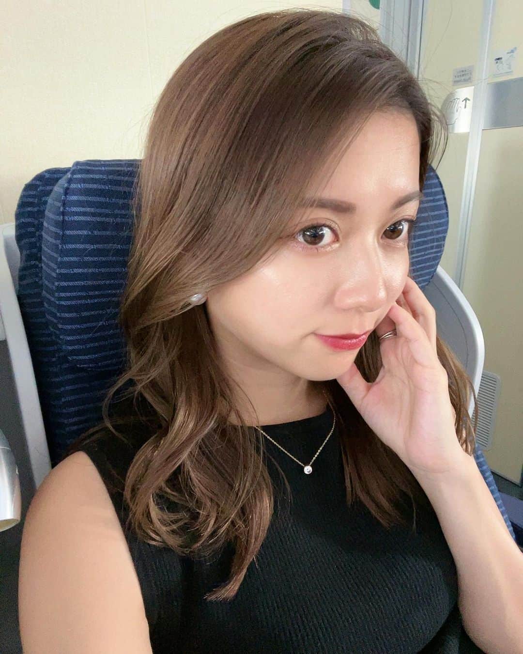 西村まどかのインスタグラム：「☁️✈️  最近、エアコンで喉痛めてたけど、 やっと完全復活しました😮‍💨 皆さんも季節の変わり目お気をつけください、、  髪の毛も乾燥しがちなので、ヘアケア頑張ってて、 泊まる時もMyドライヤー持って行くように☺︎  @kinujo.jp は超軽量でコンパクトで、 簡単に持ち運べて重宝してる。このサイズ感なのに 風量強くて、名前通り絹のようにしっとりするの👏 ㅤㅤㅤㅤㅤㅤㅤㅤㅤㅤㅤㅤㅤ ヘアオイルは何回か紹介してるけど、 水を使用してない濃密なオイルでリピ中。  @kuu_shop_official   今回も上下マツパ✌︎カールキープコートを塗ると 持ちが良くなるし、束感出せるとおすすめされ、 最近ハマってます☺︎ @garland_eyelash   Kuuは夜にヘアケア用で、 CHANELヘアオイルは朝使ってるよ☀︎ ㅤㅤㅤㅤㅤㅤㅤㅤㅤㅤㅤㅤㅤㅤㅤㅤㅤㅤㅤㅤㅤㅤㅤㅤㅤㅤㅤㅤㅤㅤㅤㅤㅤㅤㅤㅤㅤㅤㅤ アートメイクも２回目終わって、3週間程経って 馴染んできた！黄金比はもちろん、 一人一人にあった色に調合してくれます @gouda_artmake   目元分かりやすいようにと、 真正面の自撮りしたけど、慣れない🤳ﾆﾏｲﾒ  本当何にでも合うからお気に入りの ネックレスは @enoa__official  ㅤㅤㅤㅤㅤㅤㅤㅤㅤㅤㅤㅤㅤㅤㅤㅤㅤㅤㅤㅤㅤㅤㅤㅤㅤㅤ  #おすすめ紹介 #旅行用コスメ  #kinujo #enoa #kuu #chanel  #アートメイク #まつ毛パーマ」