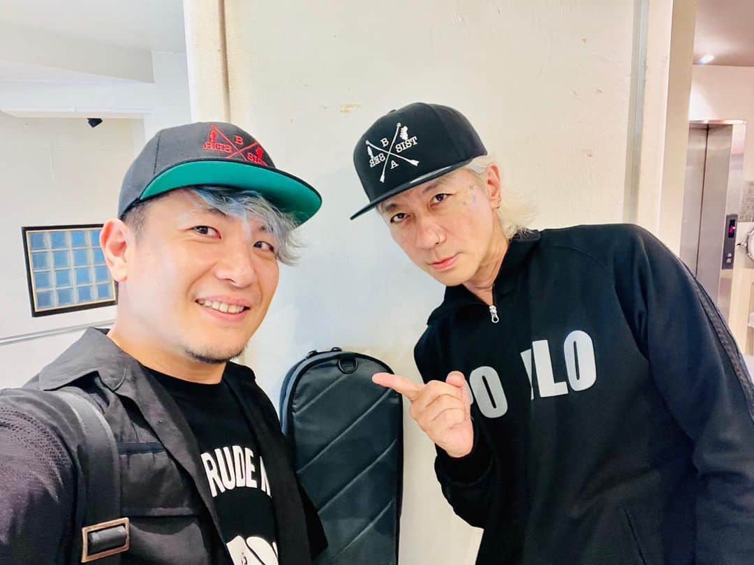 Ju-kenのインスタグラム：「@sekiyatomotaka くんと、いつも通り、いやそれ以上にただのベース好きに戻れる最高なひとときを、楽しめました。 ひとえにこのご縁に感謝😆  11/26に公開ベース談義をあの　@tokieofficial1 を交えて、楽しい時間にしますので、是非お越しくださいね👍🏻  #ベースについて好き勝手に喋る #世の中に沢山いい音出す楽器ってあるよな #出来ることなら全部弾いてみたい」