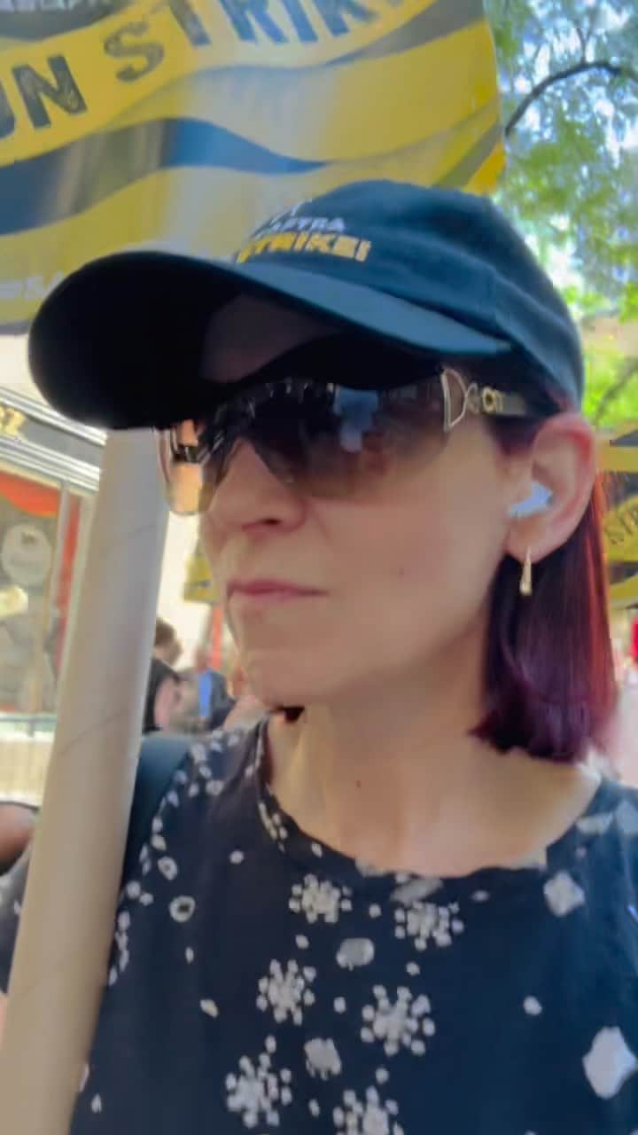 キャリー・プレストンのインスタグラム：「📻WE ARE OUT HERE #SAGAFTRAStrike #SAGAFTRAStrong 👊🏼」