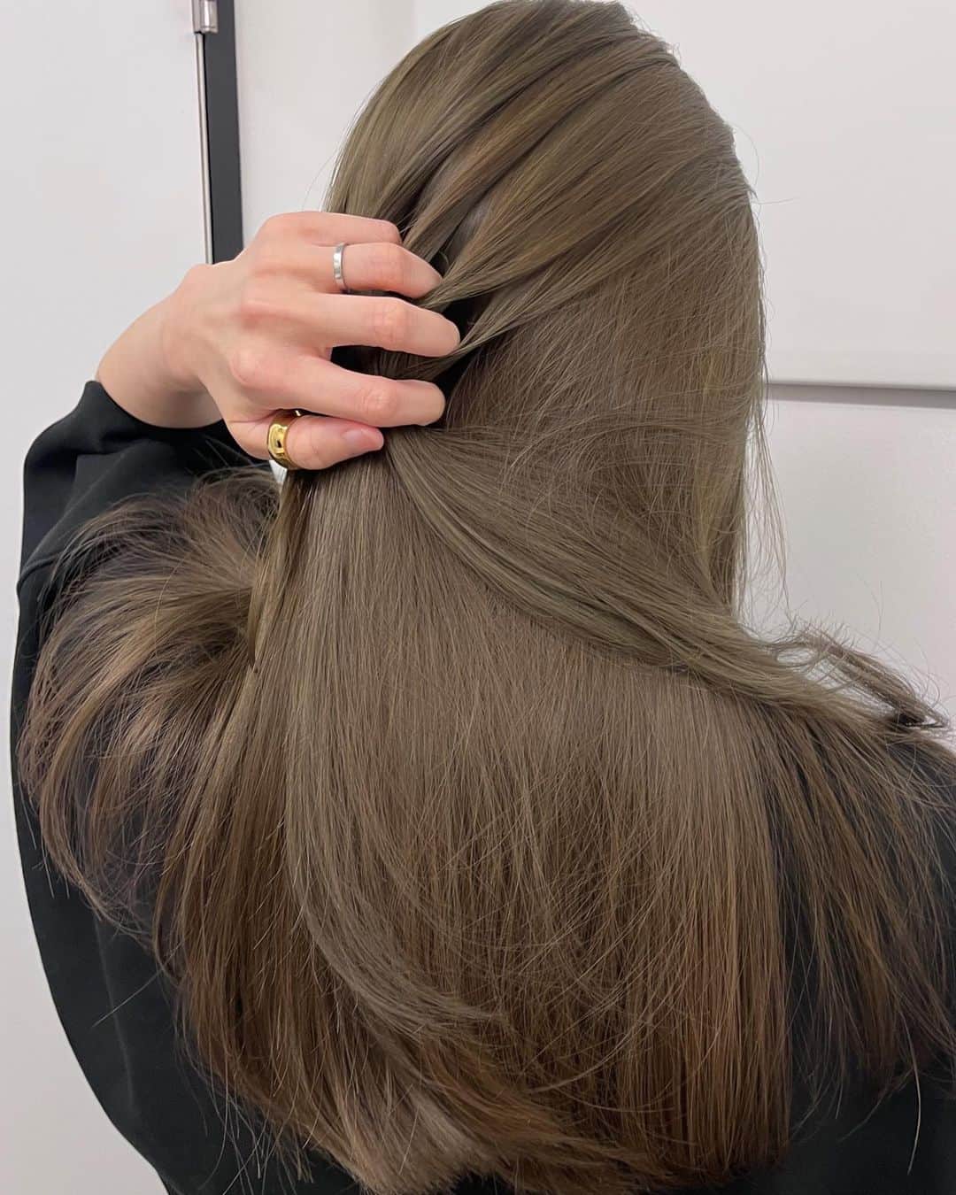 花見菜月さんのインスタグラム写真 - (花見菜月Instagram)「ブリーチなし olive beige🍐 ダブルケアカラーでご予約ください♥︎  色落ちはまろやかなベージュになります！ 秋hair ぜひお任せください👢」9月13日 20時22分 - ____naki.____