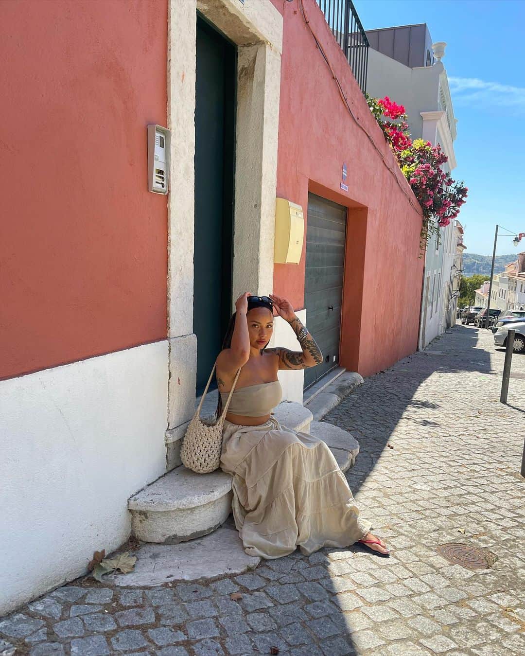 のインスタグラム：「Wrapping up all of the Portugal content with a vlog of the trip - it’s up on youtube now🤍🌊🍷🇵🇹」