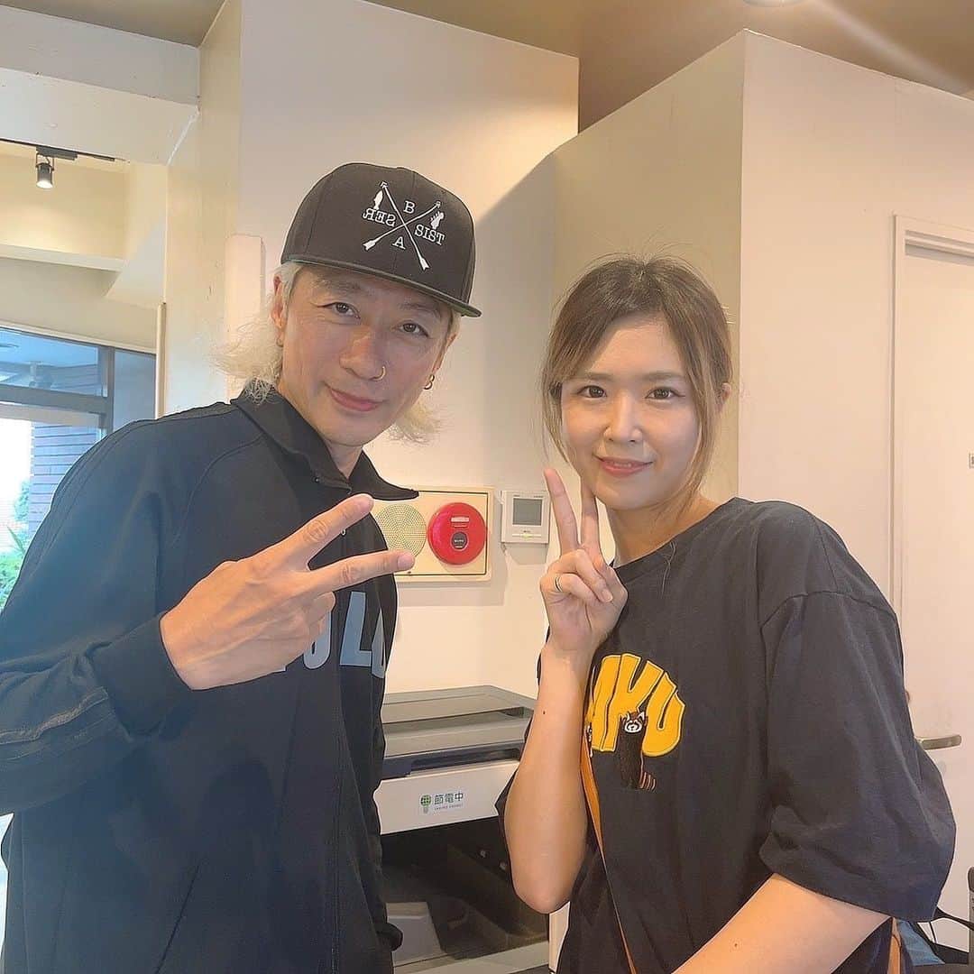 Ju-kenのインスタグラム：「インライする前に、友達のベーシスト　@rina0711hoshino とスタジオでバッタリ😆 今日はベーシストと縁があるなぁ✨  今度ベース愛を語りに、混ざりに来てね👍🏻  #凄腕でプロデュースもこなす才女 #人生の歴史を聞いたら最高の酒のアテになる」