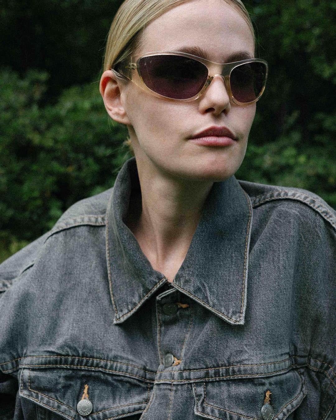 コモノのインスタグラム：「Look nice, feel nice.  Shop the Neo in red sand now.   photographer @linde_stevens_ // stylist @xanderpwls // model @elledewitte」