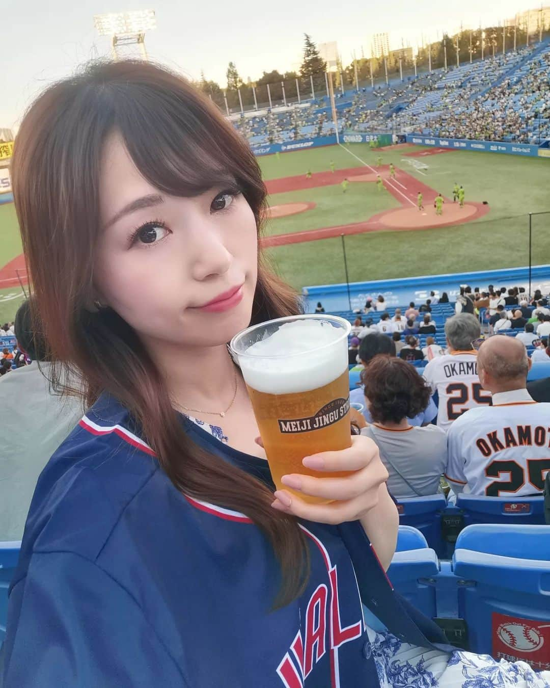 畠山優梨枝のインスタグラム：「やっぱり大好きな場所♥️♥️ 神宮球場⚾ 良いときも悪いときも変わらず応燕しますよ🙆👍平和な巨人戦でした🐰🐰　  #神宮球場#ヤクルト#ヤクルトスワローズ#yakultswallows#野球#baseball#ビール」