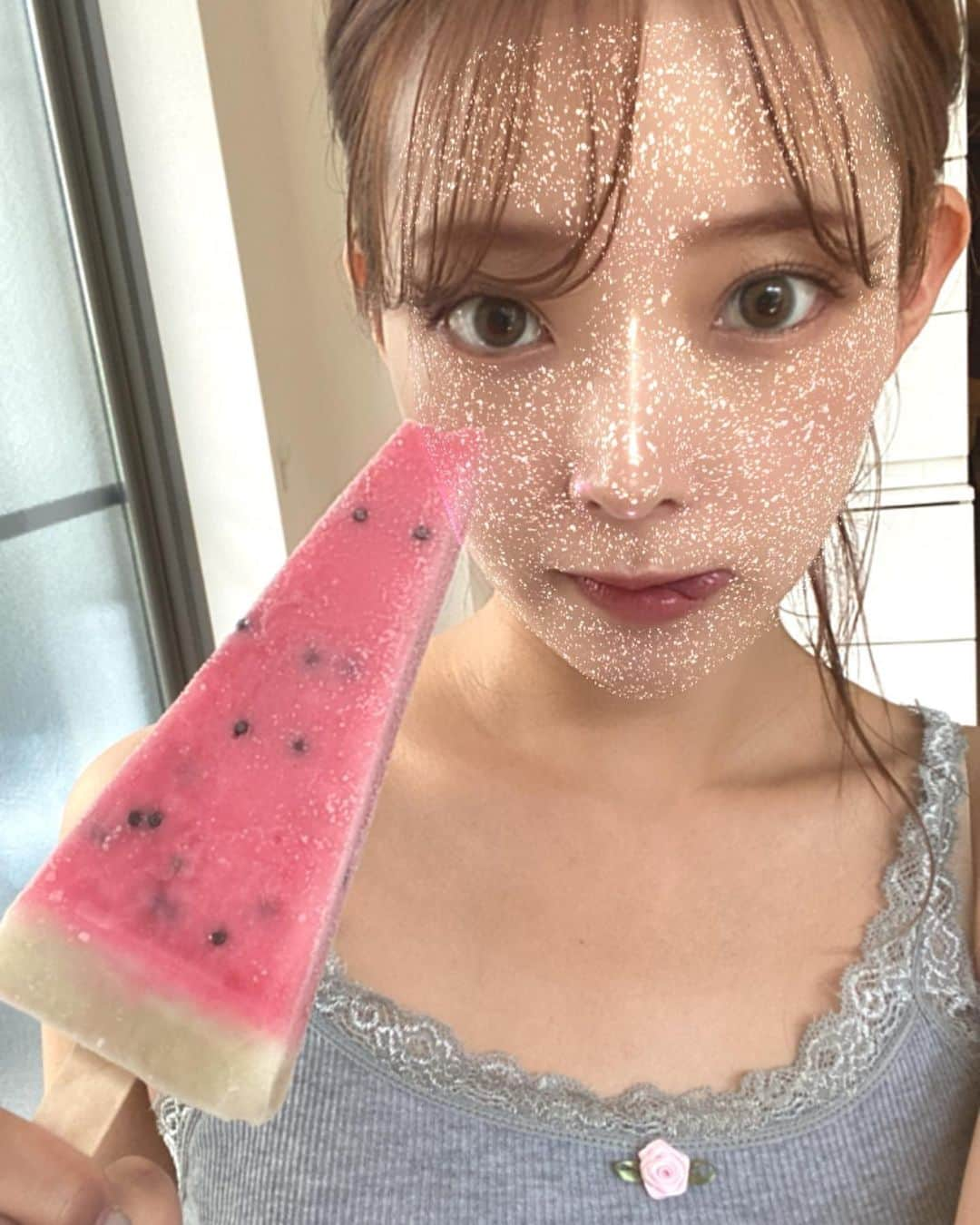 mimさんのインスタグラム写真 - (mimInstagram)「夏と、旬と、酒🌻🍉  今年は花火大会行けなかったんだけど お家で焼肉パーティーした時にふと、花火が見えたんだ。やっと見れた〜と思ったら今年もあと3ヶ月くらいしかなくて 一年て早すぎて目まぐるしすぎてあっという間に30歳になってしまうんだなぁと…しみじみ  皆は夏にやり残したことない？今のうちにやっとこ🫶  あ、写真に関連のあるもの、色々タグ付けしてます」9月13日 20時24分 - mim_11_11