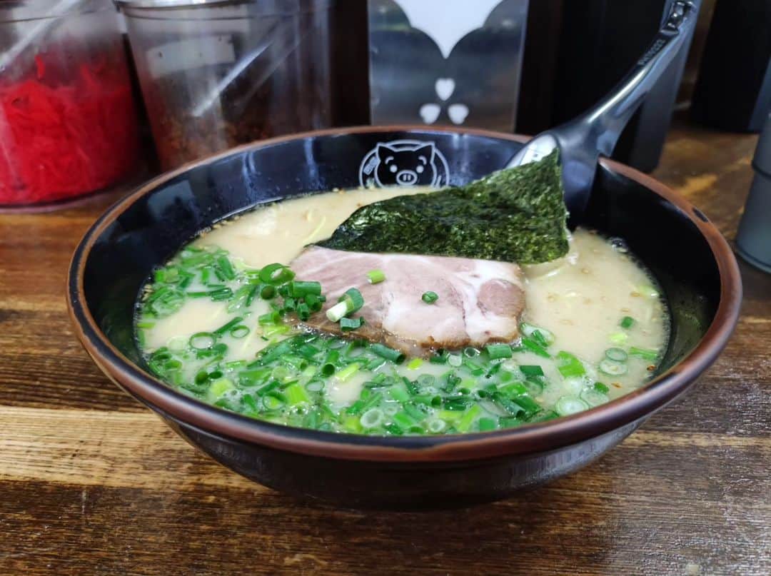 のインスタグラム：「ラーメン 博多ラーメン 長浜や 長浜やってどこかの店舗行ったことある気がするけど、どこだか忘れてしまったなぁ。偶に住吉店通って、豚骨臭を撒き散らしていたので気になってた。スープはその豚骨臭から想像するよりマイルドな感じ。麺はやや黄色みがかった細麺。卓上の辛子高菜、紅生姜、すりゴマ、おろしニンニクを駆使して完食。」
