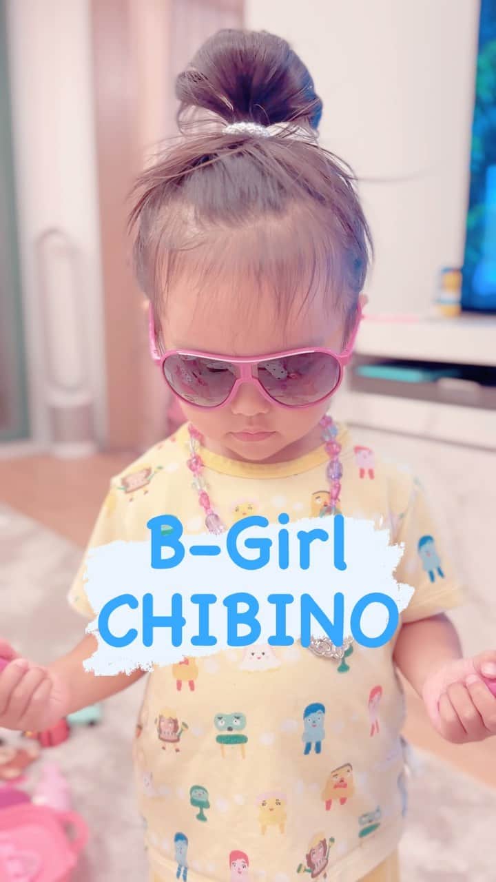 久永輝明のインスタグラム：「#ちびの 毎晩おもしろい動きをしてくれます。 女の子の想像力と演技力は芝居経験者からみても驚異的です🧐　#barbie #チビノ #2歳10ヶ月 #娘」