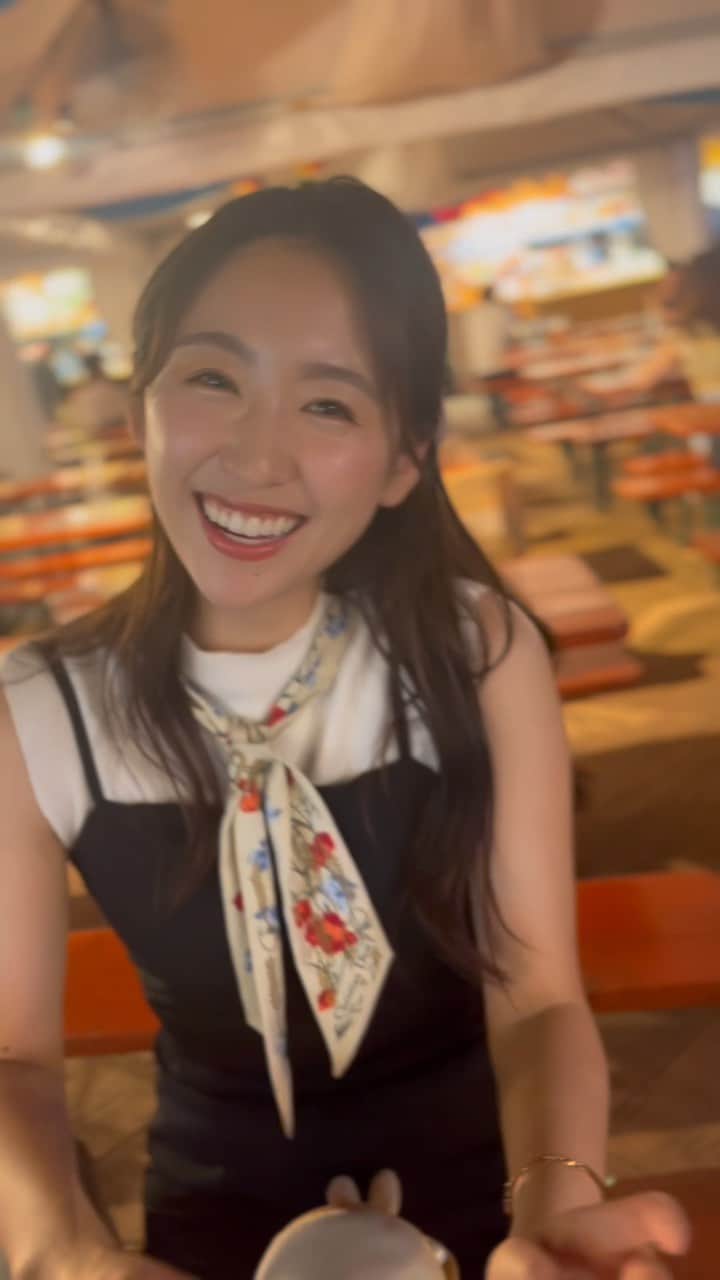 のインスタグラム：「笑うと三日月目👀 とりあえず乾杯しとく？  #乾杯 #ビール女子 #彼氏目線 #無加工 #ノーマルカメラ」