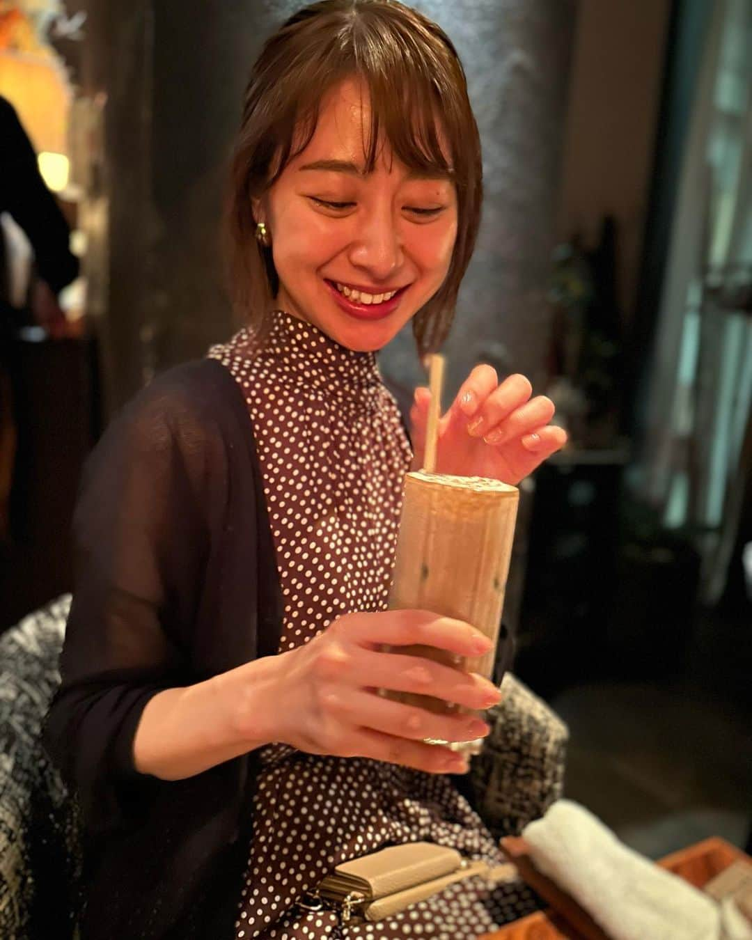 内田嶺衣奈さんのインスタグラム写真 - (内田嶺衣奈Instagram)「最近の癒し時間☺️☕️🫧  みーちゃんとご飯を食べに行って、 デザートを食べに移動♡笑  おしゃれカフェバーに行ってきました🥰 お酒は飲めないのですが🥹  こういう時間もすごく大切🥂  #癒し #同期 #林美沙希 アナ #みーちゃん #気付けば出会って11年目。笑 #12年目かもしれない #もうしばらくショートでいてね #桃のノンアルコールカクテル🍑」9月13日 20時27分 - reina.uchida