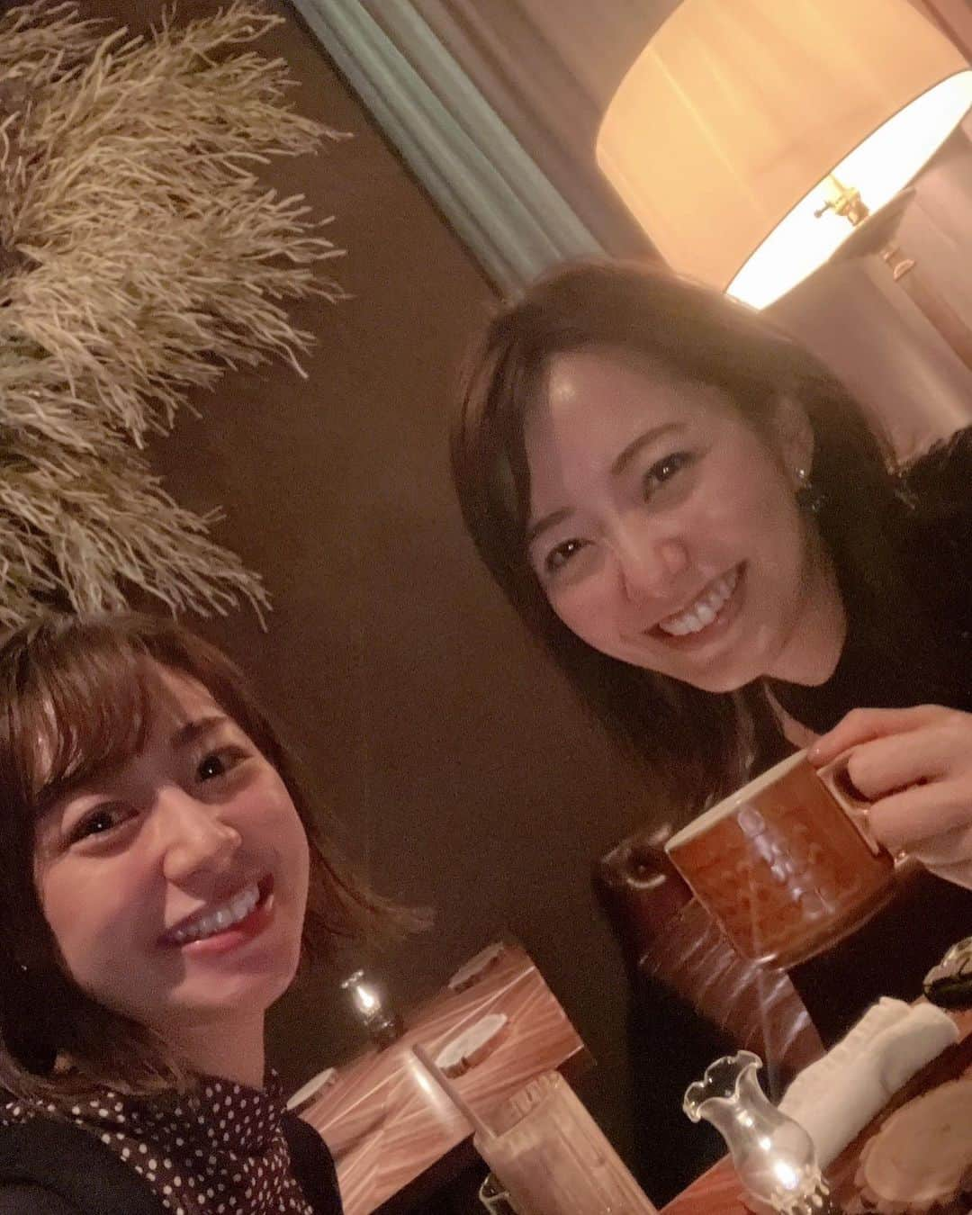 内田嶺衣奈のインスタグラム：「最近の癒し時間☺️☕️🫧  みーちゃんとご飯を食べに行って、 デザートを食べに移動♡笑  おしゃれカフェバーに行ってきました🥰 お酒は飲めないのですが🥹  こういう時間もすごく大切🥂  #癒し #同期 #林美沙希 アナ #みーちゃん #気付けば出会って11年目。笑 #12年目かもしれない #もうしばらくショートでいてね #桃のノンアルコールカクテル🍑」