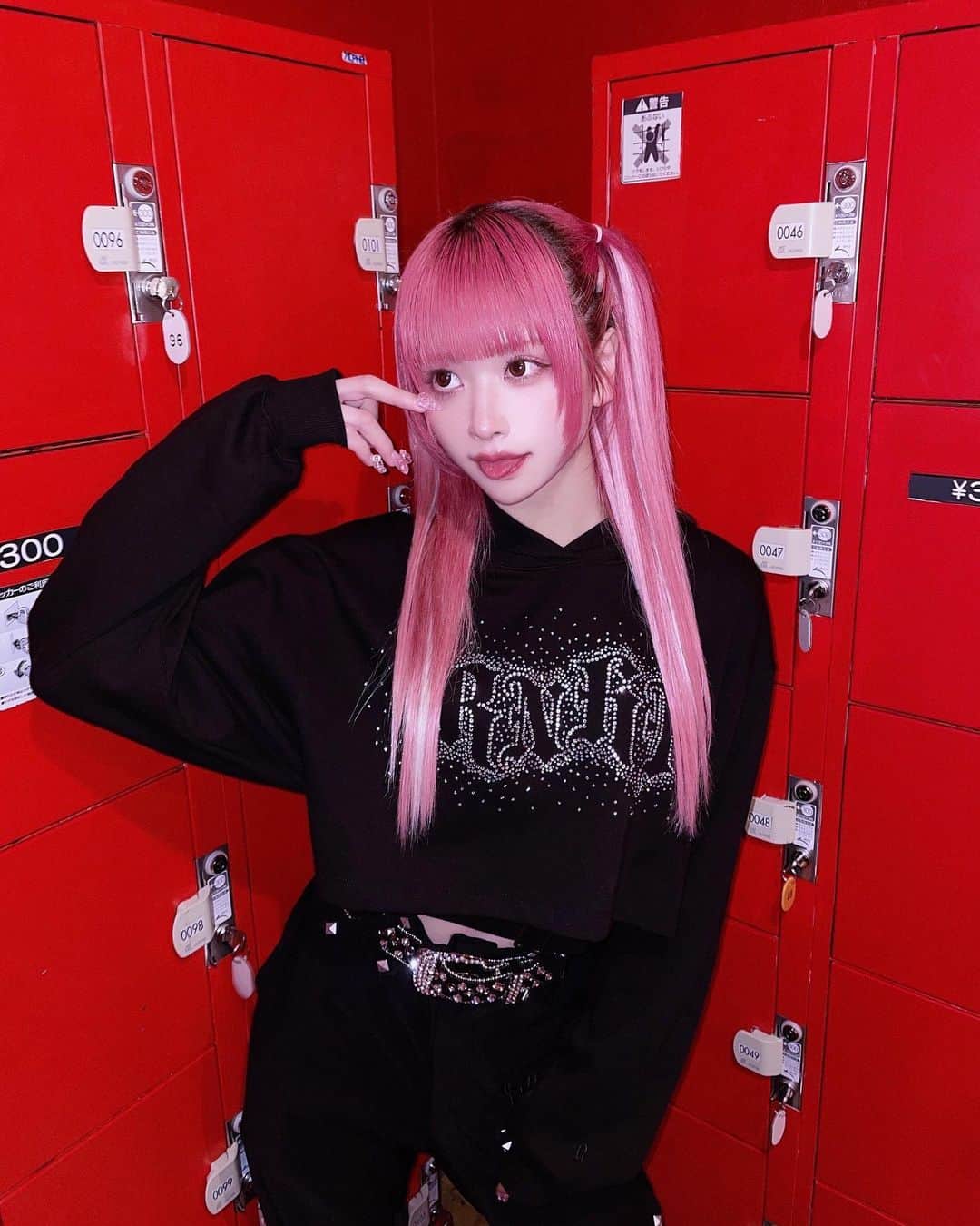 いちのインスタグラム：「好きだからいじわるしてるの❤︎  このフーディキラキラぎゃるだしお腹にベルトついてて可愛いから今年も手にいれちゃった~  ZOZOTOWNでもおそろいできるよ➰ 商品コード▷【77392729】  #xu #runninghigh #idol #cosplay #cosplayer #cosplaygirl #japanesegirl #girl #selfie #instagood #hightone #maid #pinkhair #highlighthair #twins #twintail #fff #lfl #l4l #ハイライトカラー #アイドル #派手髪」