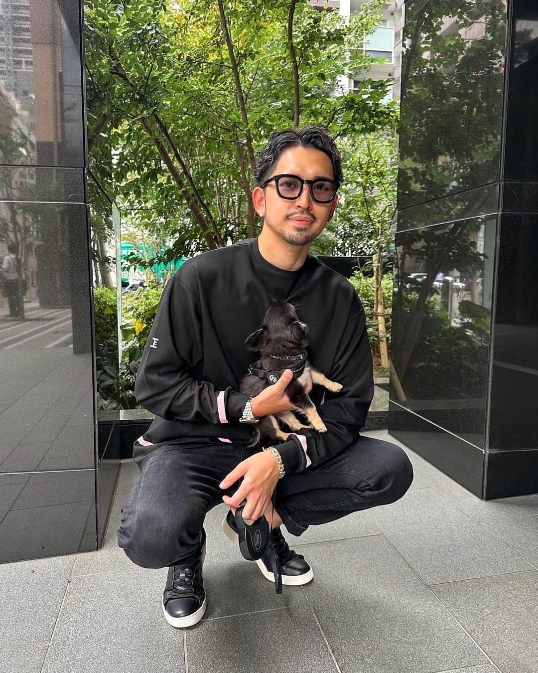 ken_navyのインスタグラム：「他の投稿は @ken_navy をご覧下さい🫶❣️  @eurokenvy ミラノリブロングスリーブ最高。  T-shirtも良かったけどロングスリーブの方が相性いいなこの生地🫶  着心地にビビると思います。  3〜4万のクオリティ🫶  今日着てるのはBLACK×PINKです🐦‍⬛🦩  男のピンクって良いよね。  ーーーーーーーーーーーーーー 🌕貴方のいいね、コメントが募金されます🍂 募金活動しています！ 投稿のいいね数×1円とコメント数×5円 を月末に集計して 様々な場所へ募金をさせて頂きます。 ９月は公益財団法人どうぶつ基金へ募金しますのでいいね、コメントをお願いします🙇‍♂️ ーーーーーーーーーーーーーー  参考になればいいね👍コメント📝保存💽 お願いします🫶❣️  #メンズファッション #メンズコーデ  #ファッションモデル  #アパレル #デザイナー  #アパレル社長 #オーダースーツ #オーダースーツ大阪 #今日のコーデ #ファッションの悩み」