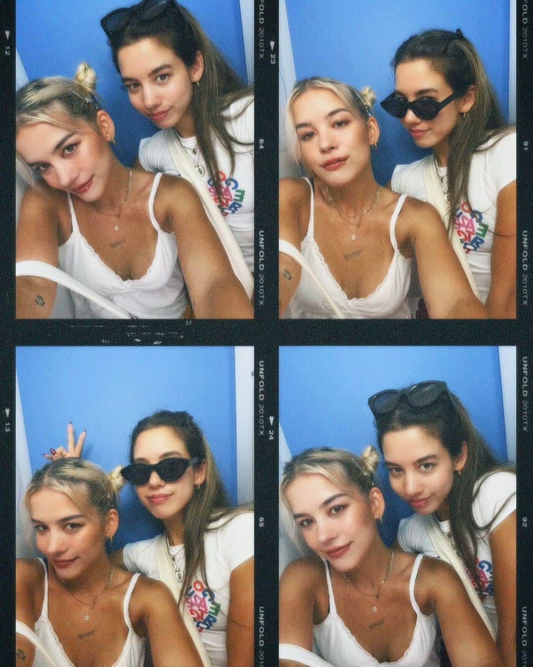 Satomi Biancaのインスタグラム：「photo booth 📸 　　 #twins」
