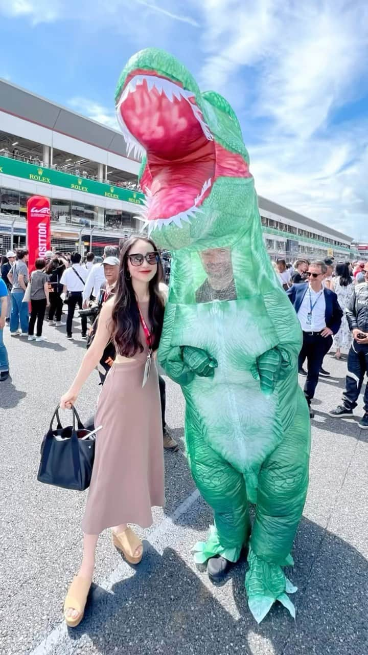 長沼南帆のインスタグラム：「今回の個人的お気に入り AO RacingのPorsche 🦖🦖🦖  マスコットの緩さが最高でした🫰 写真撮る時はカメラ目線だけど、しっかり恐竜のおててを再現🫶  #wec #worldendurancechampionship #wec富士 #wec富士6時間レース #wec富士ポルシェ #aoracing #世界耐久選手権 #世界耐久選手権富士6時間耐久レース #レース #ゆるキャラ #モータースポーツ写真 #🦖🦖🦖 #モタスポ女子 #グリッドウォーク #耐久レース #モータースポーツ」