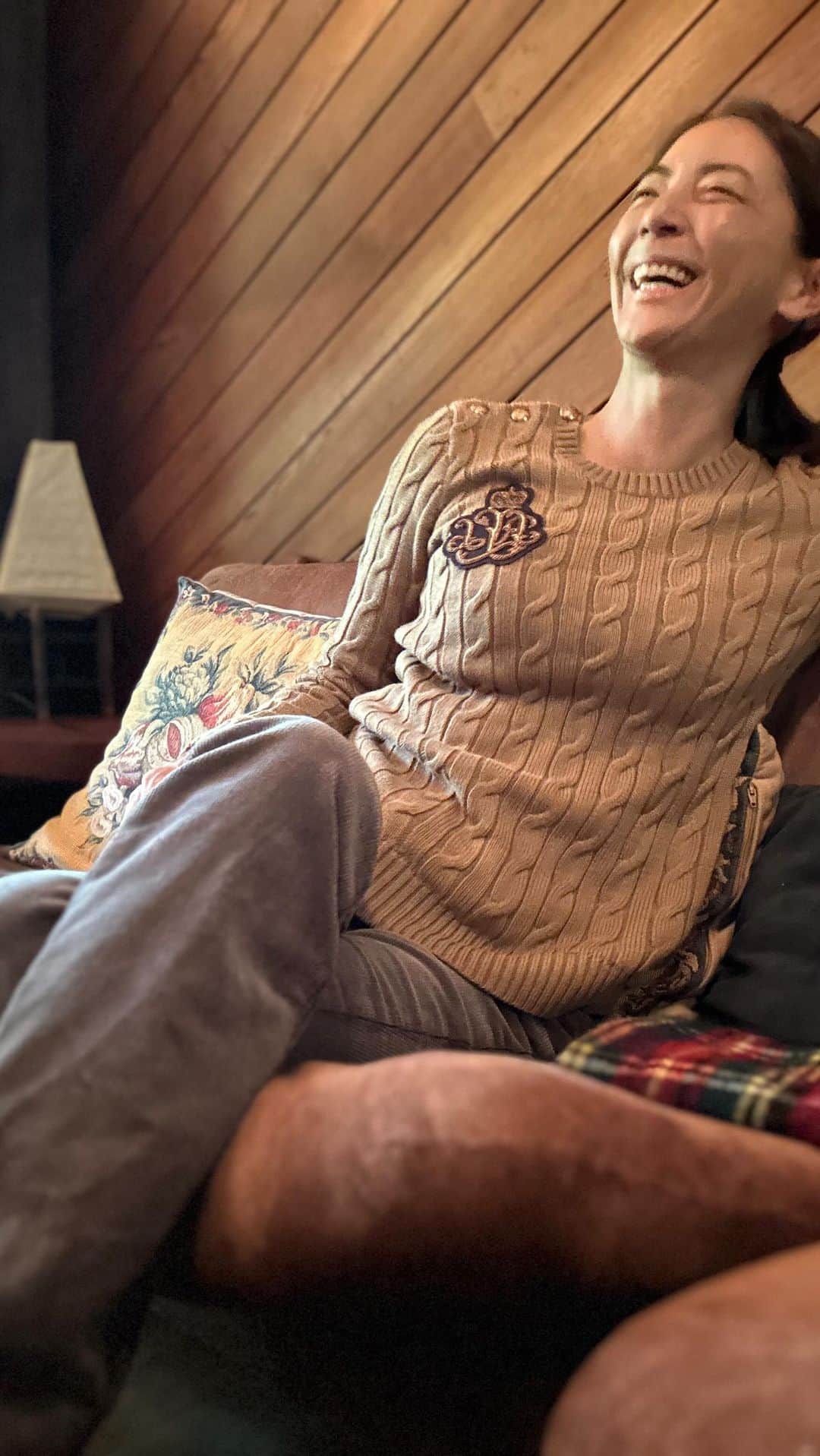HARUKO（真木明子）のインスタグラム：「私は10代の頃からずっと大好き。 母も、亡き父も、弟も娘も皆何十年も大好き💕 ここだけの話 父のお棺のお洋服は 弟が父にプレゼントした ラルフローレンのお気に入りのニット ここ何年も両親への誕生日プレゼントはいつもラルフローレンだった。  ラルフローレンといえばケーブルニット ケーブルニットといえばラルフローレン。  老若男女世界にたくさんのファンがいる  これだけ長く一つのアイテムで人の心を魅了させ続けるのはやはり理由がある。 「品格を上げてくれる美しいケーブル」  着るだけで鏡に映った自分にひとまず満足させてくれる。  今回は ベージュ、グレー、パープルの3色  QVCをいつも見てくださる方も QVCが初めての方も 当日のみ送料無料のお買い物を楽しんでください❤️❤️❤️  ローレンラルフローレン放送 9月26日 朝10時から生放送 お買い物は0時から  #qvcジャパン  #ローレンラルフローレン #pr」