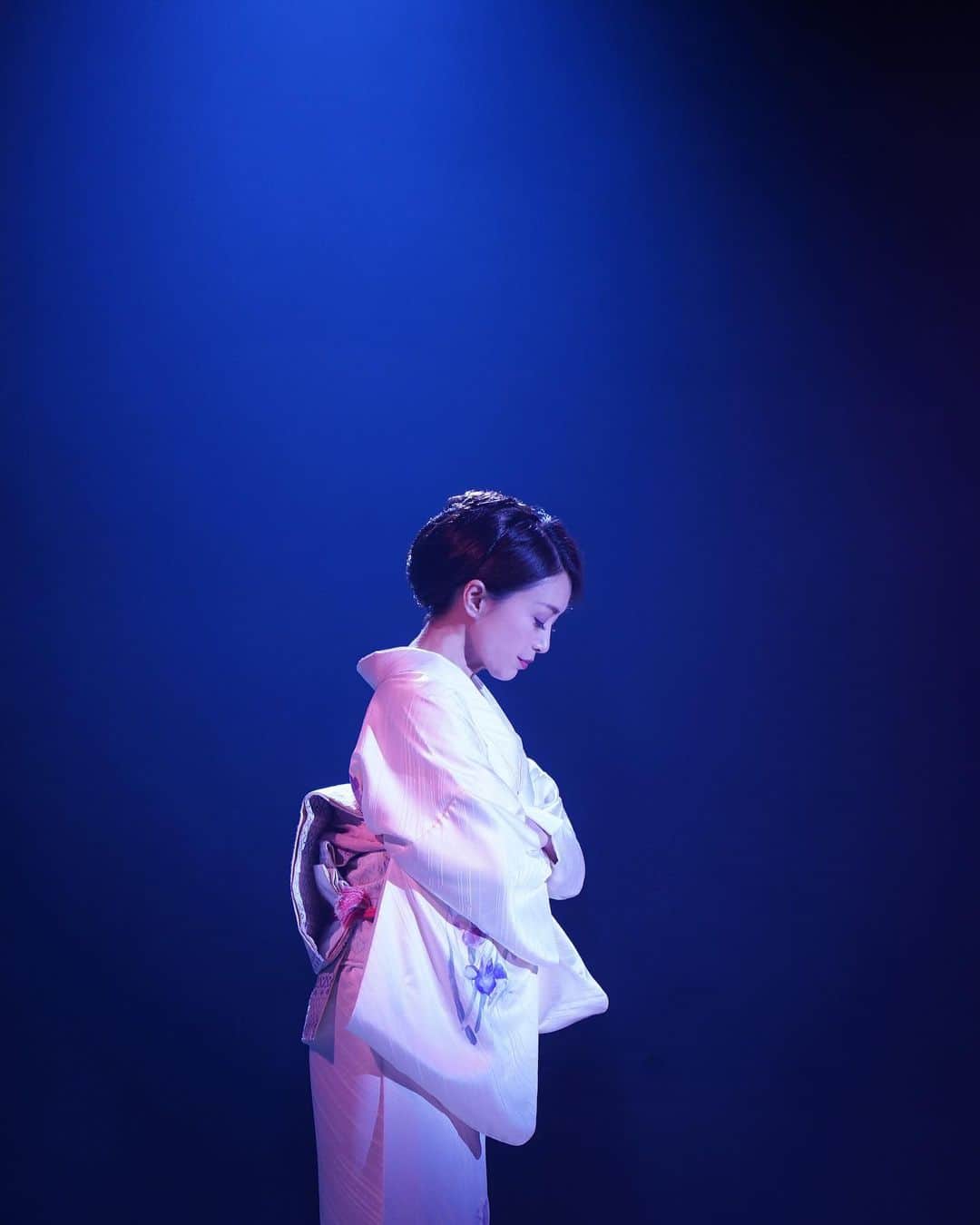 田村幸士さんのインスタグラム写真 - (田村幸士Instagram)「. 許可をいただいたので『ごりょんさん』場当たりの酒井法子さんを。  場当たりでは自分の出番の無いシーンはこのように撮影をしていましたが、舞台上に立ちライトを浴びた酒井さんは本当に美しく、そしてそこには藤堂和子ママが存在していました。  膨大な量のセリフと転換と着替え。 稽古場で座組の誰よりも頑張って挑んでいる座長の姿を見て、スタッフ・キャスト全員が一体となって酒井さんの為に、作品の為に全力でサポートしたいと心から思えました。  僕が演じるガイさん（礒貝浩）の訃報を知ったあとの酒井さんのお芝居を毎回舞台袖で観て泣いていた。役としても役者としても心から「ありがとう」と袖から伝えていました。  『やるべきこと、やれること、やりたいこと』  仕事においても日常においてもこの3つのバランスをとることを意識していますが、今回はそれを全うできたのではないかと思います。  この１ヶ月、素晴らしい仲間に囲まれ素敵な時間を過ごすことができました。本当にありがとうございました！ . . . . . . . . —— ✂︎ —————— #ごりょんさん #三越劇場 #酒井法子 #中洲ロイヤルボックス #着物ポートレート #和装 #kimonostyle #kimono #kimonofashion #kimonogirl  #kimonolovers #japanesestyle #japanesefashion  #japaneseculture #japanesebeauty #japanphoto #sakainoriko #norikosakai #stagelighting #stagephotography #stagelights #stagelife #stageplay #portraitshared #ourmoodydays #postthepeople #moodyportraits  #creative_portraits #moodyports  #lovers_nippon_portrait」9月13日 20時32分 - kojimg