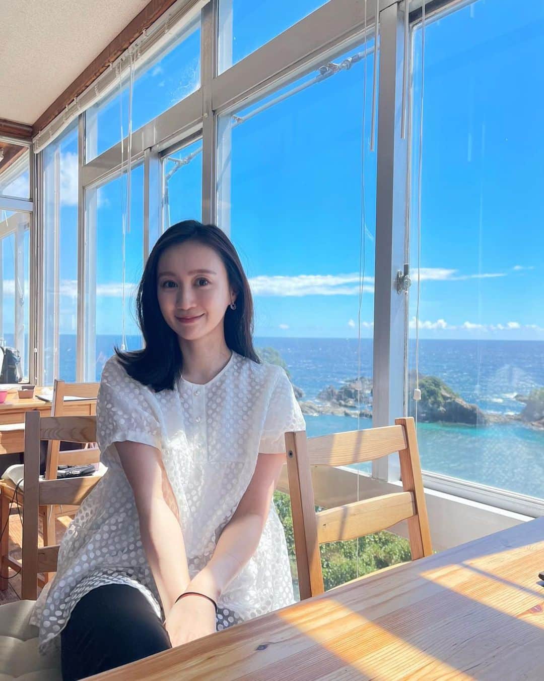 川本彩のインスタグラム：「ランチに🍽️🚗 見晴らしよくて気持ちいい☺️⛱️ iPhone新しくしたいなぁと思って写真整理していたら、今年の夏モノトーンばかりだった..🐼 息子の離乳食も始まって白のトップスやボトムにドキドキしながら日々過ごしてます🐻‍❄️  #カフェランチ #アンテプリマ #ソーノ #生後7ヶ月 #令和5年ベビー #男の子ベビー #男の子ママ #子連れお出かけ #guコーデ #combi」
