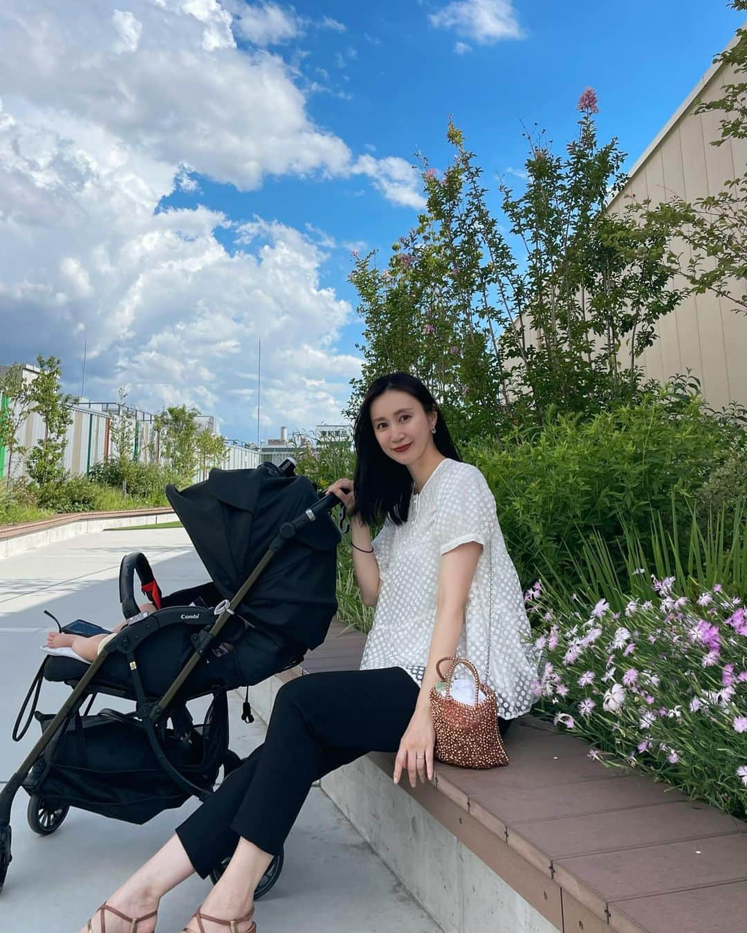 川本彩さんのインスタグラム写真 - (川本彩Instagram)「ランチに🍽️🚗 見晴らしよくて気持ちいい☺️⛱️ iPhone新しくしたいなぁと思って写真整理していたら、今年の夏モノトーンばかりだった..🐼 息子の離乳食も始まって白のトップスやボトムにドキドキしながら日々過ごしてます🐻‍❄️  #カフェランチ #アンテプリマ #ソーノ #生後7ヶ月 #令和5年ベビー #男の子ベビー #男の子ママ #子連れお出かけ #guコーデ #combi」9月13日 20時32分 - aya_kawamoto