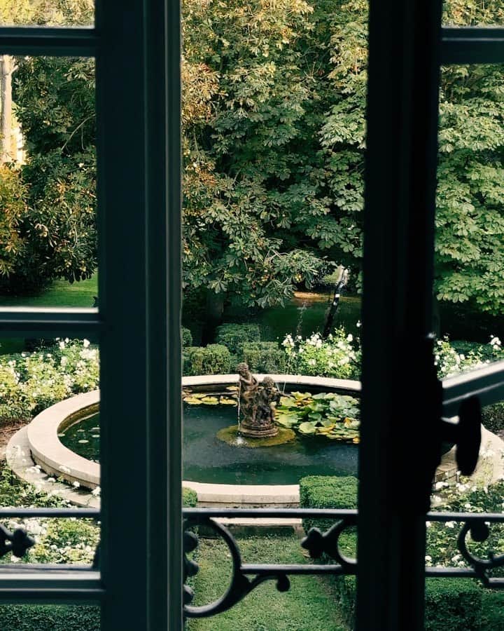 アリス・ガオのインスタグラム：「visual notes from a stay at @mas.de.chabran. cool mornings and evenings, and such beautiful grounds.」