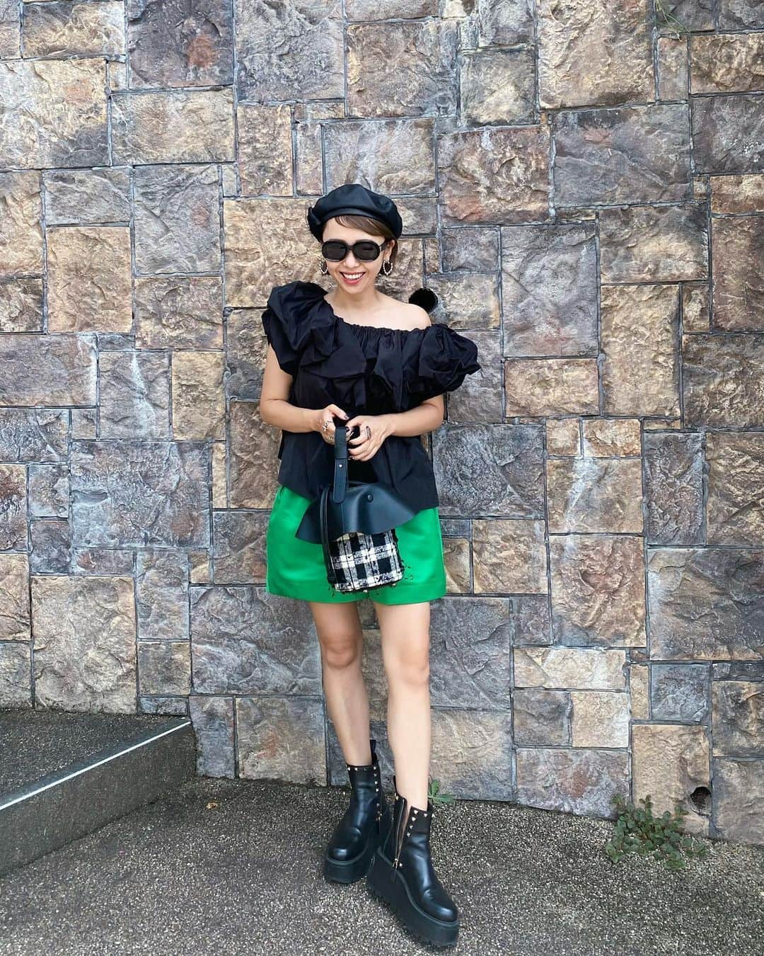 松本亜希のインスタグラム：「・ blouse: @rosy_monster  short pants: #akiron_verofonna(明日20時発売)  bag: #akiron_donoban (梅阪popup先行発売) boots: @maisonvalentino  pierce: #akiron_donoban セレクト hat: #akiron_donoban   お気に入りだらけのコーディネート🖤 ブラウスは最近届いた @rosy_monster 🎵 ボリュームとオフショル具合がきゅん🖤  合わせたショーパンは、明日20時再販の 大好評いただいてますバルーンショートパンツ🖤 グリーンもブラックもとってもオススメ！  bagとレザーベレー帽は #akiron_donoban の新作♥️ どちらも大力作です✌️ bagは梅阪popup先行発売予定で、ベレー帽もご試着していただけるように調整中です☺︎ __________________________ #ootd #coordinate #コーディネート #ベレー帽#オフショル #outfit #fashion #ファッション　 #コーデ #ママコーデ#男の子ママ」