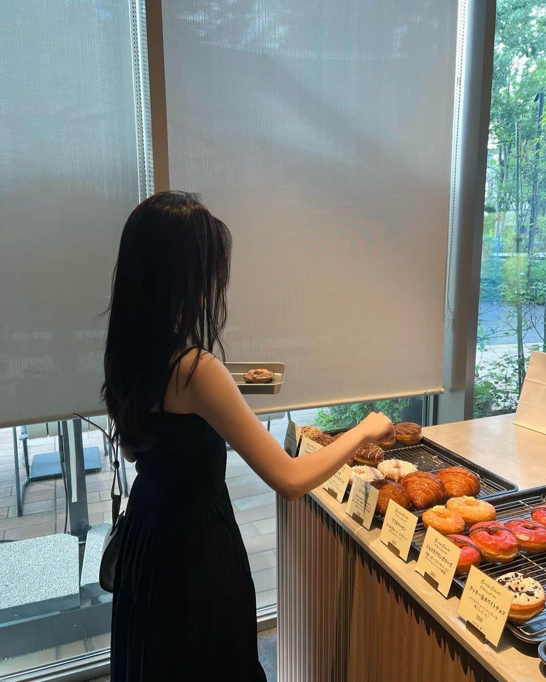 吉井美優さんのインスタグラム写真 - (吉井美優Instagram)「ドーナツ狙われてた 😵‍💫🐦‍⬛  まつげのメンテナンス 今月もくるんくるんなりました いつも有難う御座います 👀🎀 @yui.eye 🤍  カットとトリートメント 髪が生き返りました サラサラ 💇🏻‍♀️🎶 ゆきちゃんありがと 〜 ♡ @yuki__hayakawa 🩵」9月13日 20時34分 - miyu_yoshii32