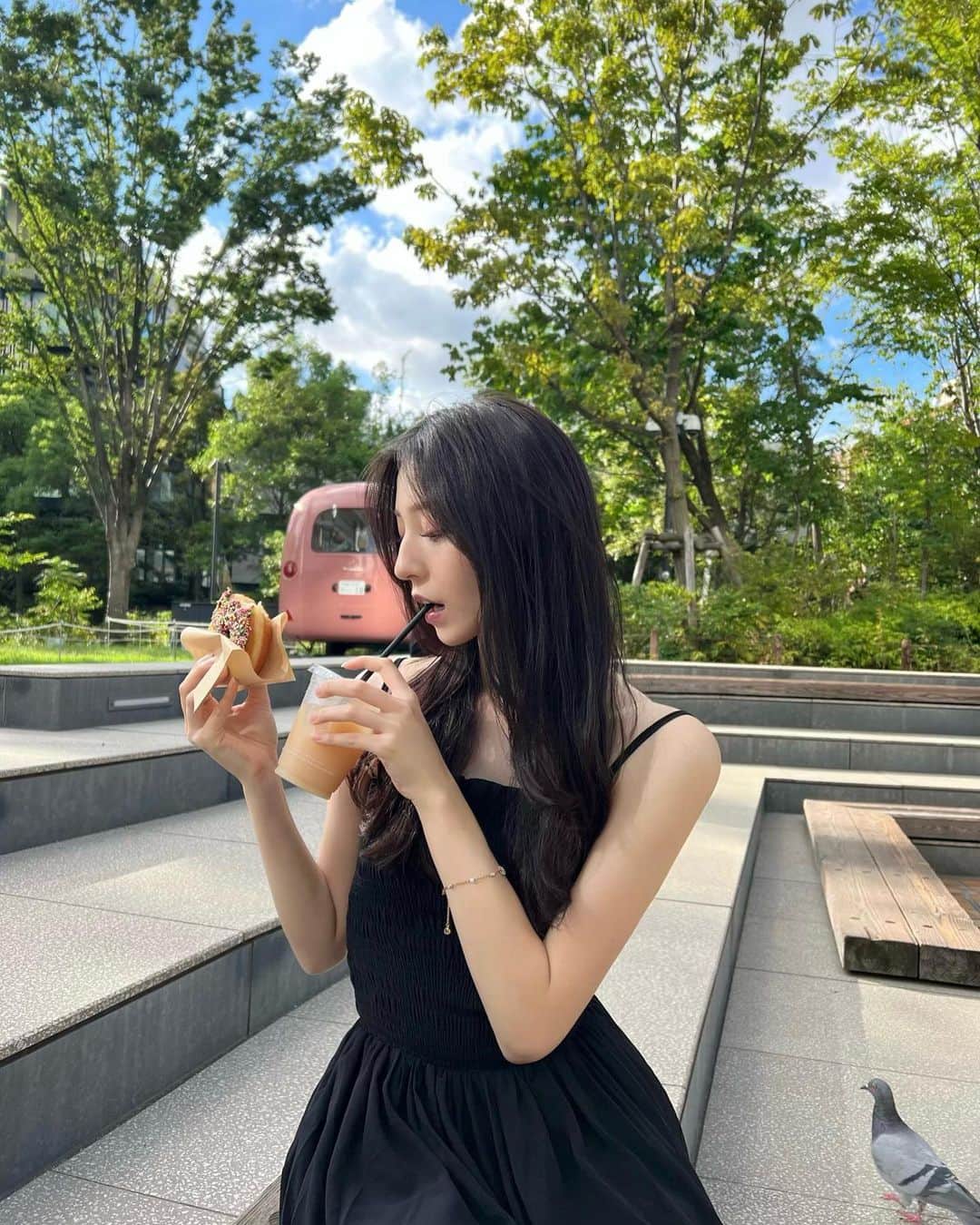 吉井美優さんのインスタグラム写真 - (吉井美優Instagram)「ドーナツ狙われてた 😵‍💫🐦‍⬛  まつげのメンテナンス 今月もくるんくるんなりました いつも有難う御座います 👀🎀 @yui.eye 🤍  カットとトリートメント 髪が生き返りました サラサラ 💇🏻‍♀️🎶 ゆきちゃんありがと 〜 ♡ @yuki__hayakawa 🩵」9月13日 20時34分 - miyu_yoshii32