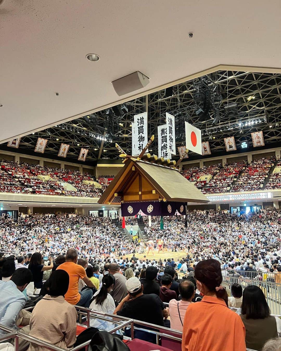 まつきりなのインスタグラム：「初、相撲観戦🇯🇵🔥 平日なのに超満員。すごい。  お相撲さん、迫力あって初心者でも観やすくて いつもプロレスでお邪魔してた両国国技館と また違う雰囲気がそれぞれの良さがあって楽しかった！  あと国技館の焼き鳥やっぱりめためたおいしい🐓  #sumo#sumoarena#相撲#両国国技館」