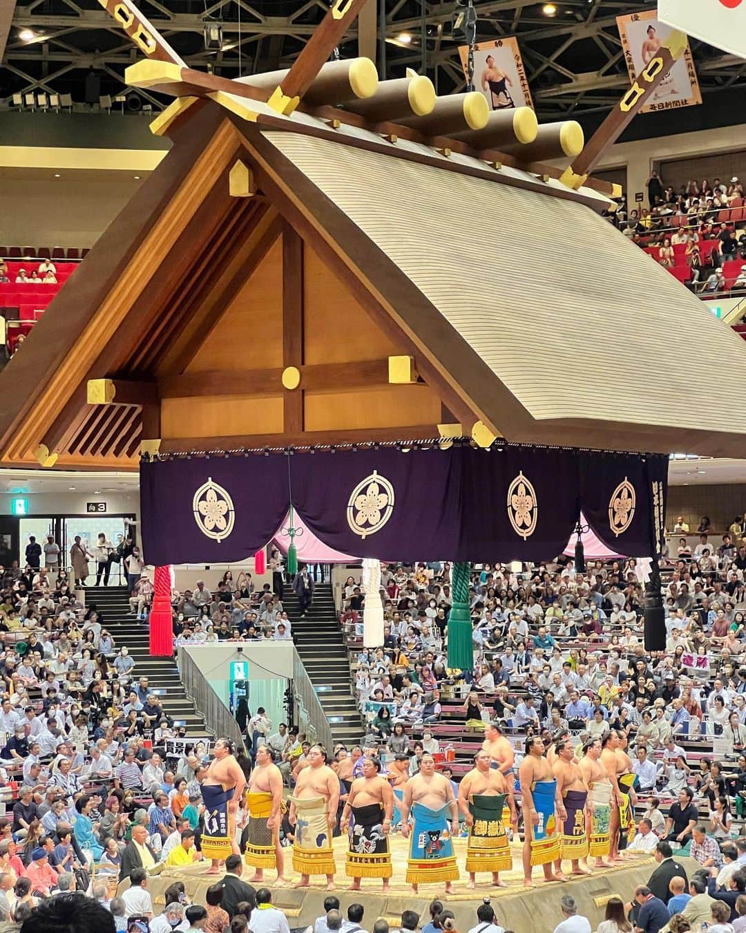 まつきりなさんのインスタグラム写真 - (まつきりなInstagram)「初、相撲観戦🇯🇵🔥 平日なのに超満員。すごい。  お相撲さん、迫力あって初心者でも観やすくて いつもプロレスでお邪魔してた両国国技館と また違う雰囲気がそれぞれの良さがあって楽しかった！  あと国技館の焼き鳥やっぱりめためたおいしい🐓  #sumo#sumoarena#相撲#両国国技館」9月13日 20時34分 - matsuki_rina