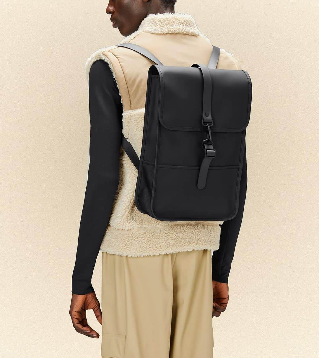 マッシモレベッキさんのインスタグラム写真 - (マッシモレベッキInstagram)「RAINS new bags and backpack collection: stylish, waterproof and spacious.   #fashion #fashionstyle #photography #bestoftheday #moda #bag #backpack #zaino #backtoschool #igdaily #igersitalia #fashiongram #model #shooting #shopping #onlishop #versilia #style #viareggio」9月13日 20時34分 - velamassimorebecchiviareggio