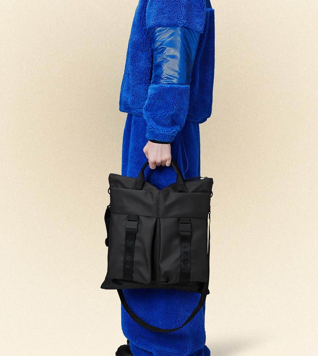 マッシモレベッキさんのインスタグラム写真 - (マッシモレベッキInstagram)「RAINS new bags and backpack collection: stylish, waterproof and spacious.   #fashion #fashionstyle #photography #bestoftheday #moda #bag #backpack #zaino #backtoschool #igdaily #igersitalia #fashiongram #model #shooting #shopping #onlishop #versilia #style #viareggio」9月13日 20時34分 - velamassimorebecchiviareggio
