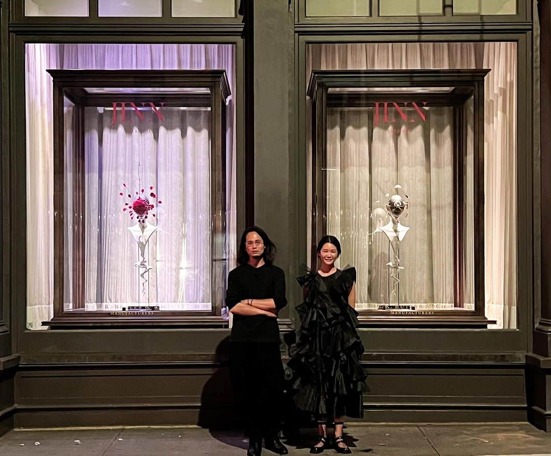 鈴木淳子のインスタグラム：「まるで初めてのように ニューヨークで過ごしました。  何回来ても、来る度に 目的が変われば初めてと同じ。 新しい景色が現れてくる。  仕事の話と、リサーチと すべてが新しい体験で ずっと緊張していました。。。 そして何より、次に目指す場所が ほんのり見えた気がします。 1番大きな収穫でした。  遡ること9年。 まだ髪が青かったころ 雑誌で私が撮影するスナップページ を頂いたことがあります。 編集さんと2人で、 道端で目を光らせながら 淳子ちゃんはどんな人がタイプなの？ と話していた矢先に 全身真っ黒な服を纏ったカップルを見て あんな感じ、憧れです！ と、穴があきそうなほど 見つめたことを思い出しました。 (編集さんには、そのカップル像は外国人ロックミュージシャンでも無いと実現しないのでは？と心配されたような😂)  今日歩いていたら あなた達の写真を撮ってもいい？ と話しかけられて ふと気が付けば、 あの日あの時に憧れた そんな姿になっているのかも と、 写真を残しておきます。  今日は最後に1日遠出します🚗🇺🇸」