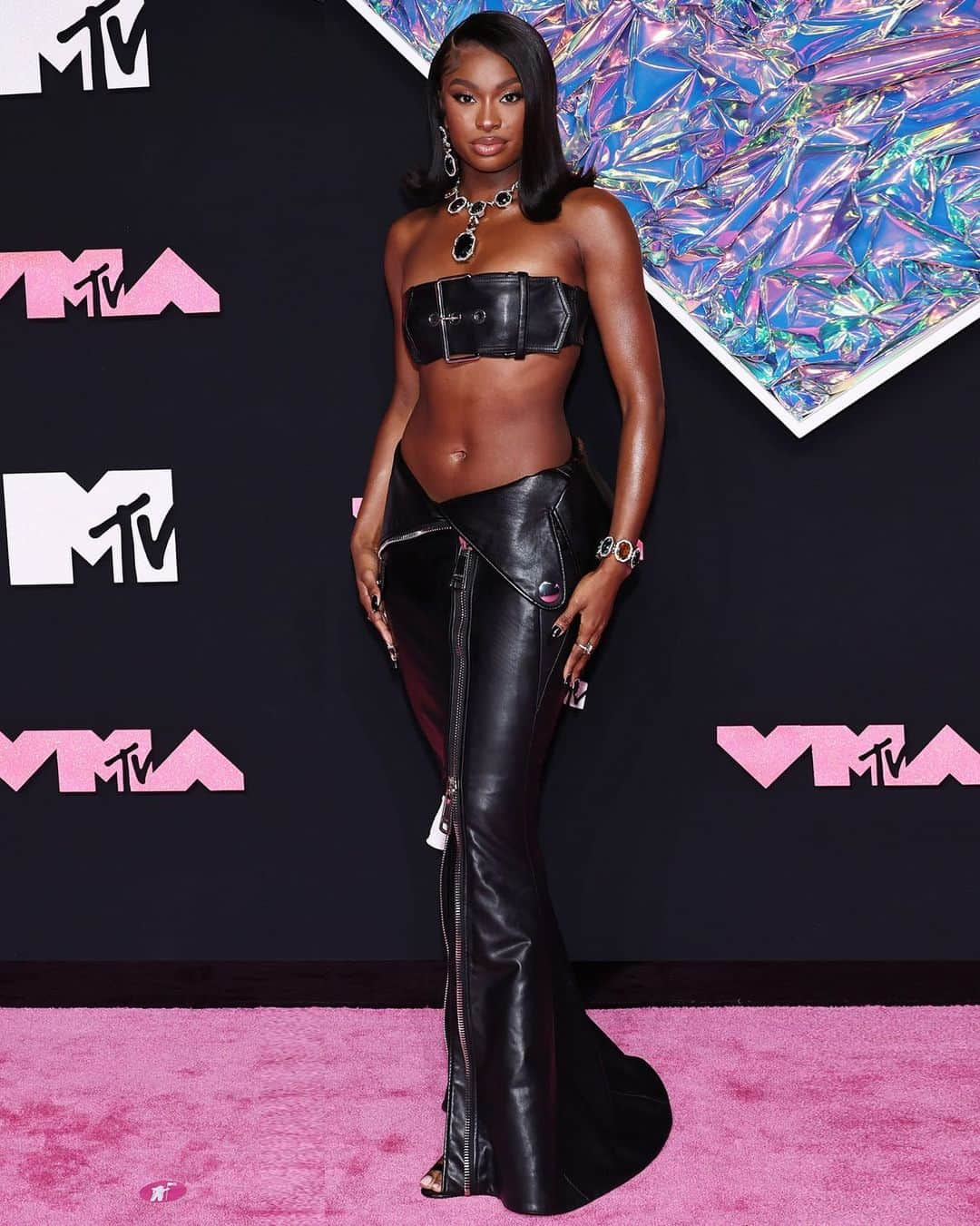 Moschinoのインスタグラム：「@cocojones at the MTV Video Music Awards wearing a #Moschino black leather belt style bandeau top and a leather moto skirt, styled by @jyotisha_   #CocoJones #VMA #moschinomuses」