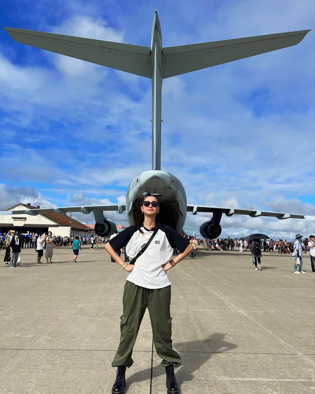 西原有紀さんのインスタグラム写真 - (西原有紀Instagram)「Misawa Air Base Air Festival✈︎ …END𐦂  ✳︎ ✳︎ ✳︎  自称恒例行事になってる米軍さんのお姫様抱っこは、今回の2回目で成功👸👏  前回は、マグロの一本釣りみたいって突っ込まれたので、、😅  ✳︎  航空ショー以外にも、三沢基地全体が映えスポットばかりなので、初めて行っても楽しめる所です☺️  ✳︎  また来年も行けたらいいな✨  ✳︎ ✳︎ ✳︎  #三沢基地 #三沢基地航空祭 #航空祭 #airfestival #ブルーインパルス #空軍 #パイロット #ミッションインポッシブル #トム様 #エンジン #飛行 #𝑐𝑜𝑜𝑙 #maisonmargiela #gentlemonster #sunglasses #コラボ」9月13日 20時36分 - u_ki0211
