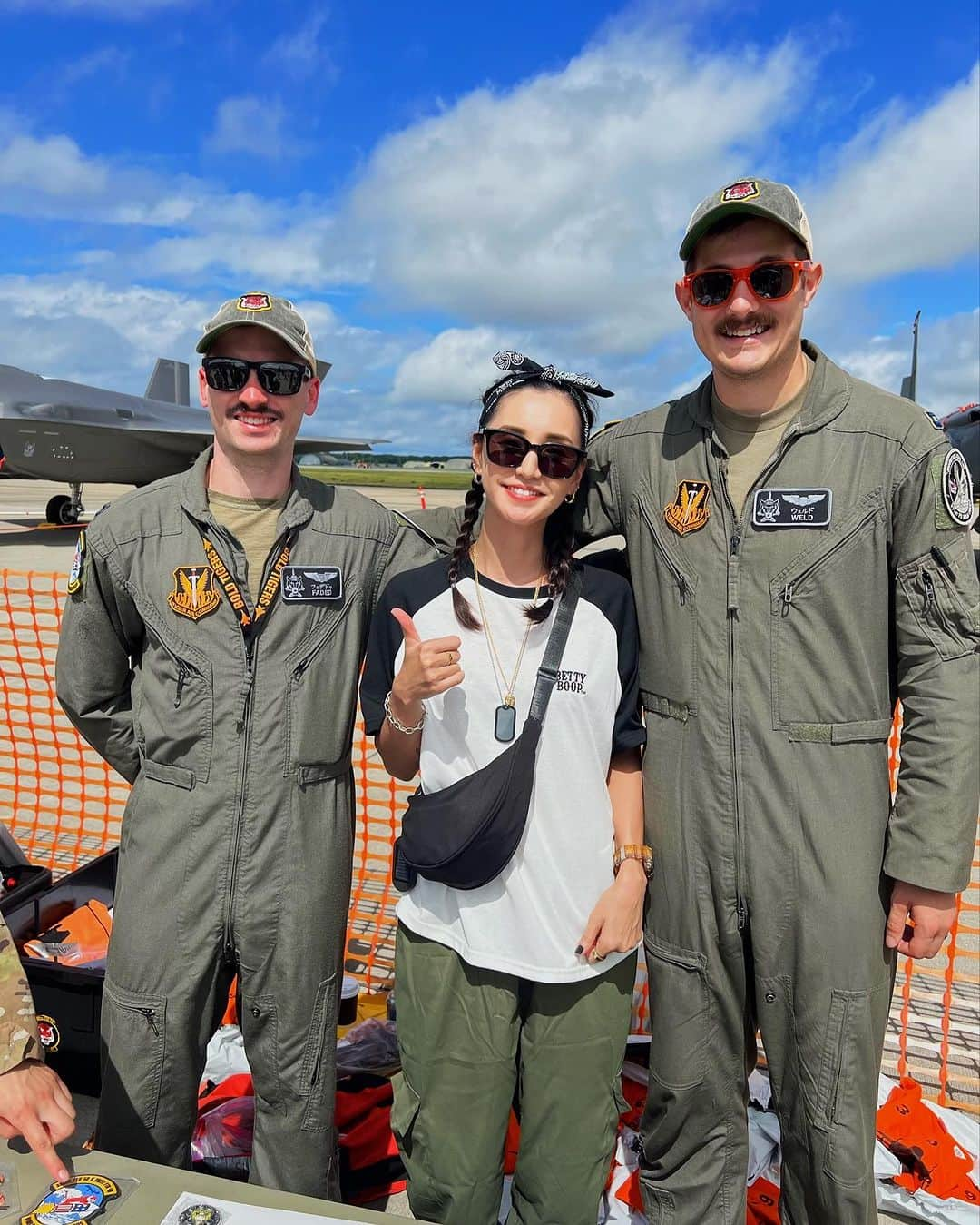 西原有紀さんのインスタグラム写真 - (西原有紀Instagram)「Misawa Air Base Air Festival✈︎ …END𐦂  ✳︎ ✳︎ ✳︎  自称恒例行事になってる米軍さんのお姫様抱っこは、今回の2回目で成功👸👏  前回は、マグロの一本釣りみたいって突っ込まれたので、、😅  ✳︎  航空ショー以外にも、三沢基地全体が映えスポットばかりなので、初めて行っても楽しめる所です☺️  ✳︎  また来年も行けたらいいな✨  ✳︎ ✳︎ ✳︎  #三沢基地 #三沢基地航空祭 #航空祭 #airfestival #ブルーインパルス #空軍 #パイロット #ミッションインポッシブル #トム様 #エンジン #飛行 #𝑐𝑜𝑜𝑙 #maisonmargiela #gentlemonster #sunglasses #コラボ」9月13日 20時36分 - u_ki0211