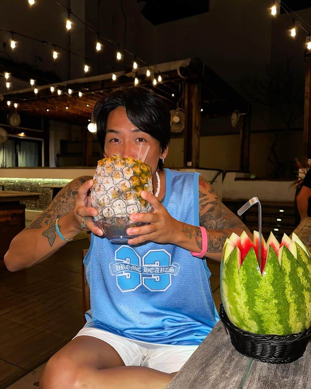 大志（DOWBL）のインスタグラム：「パイナップルのテキーラ割+スイカのテキーラ割でぶっ倒れそうになった😇  飲み過ぎた最終日🍍🍉  #hawaii」