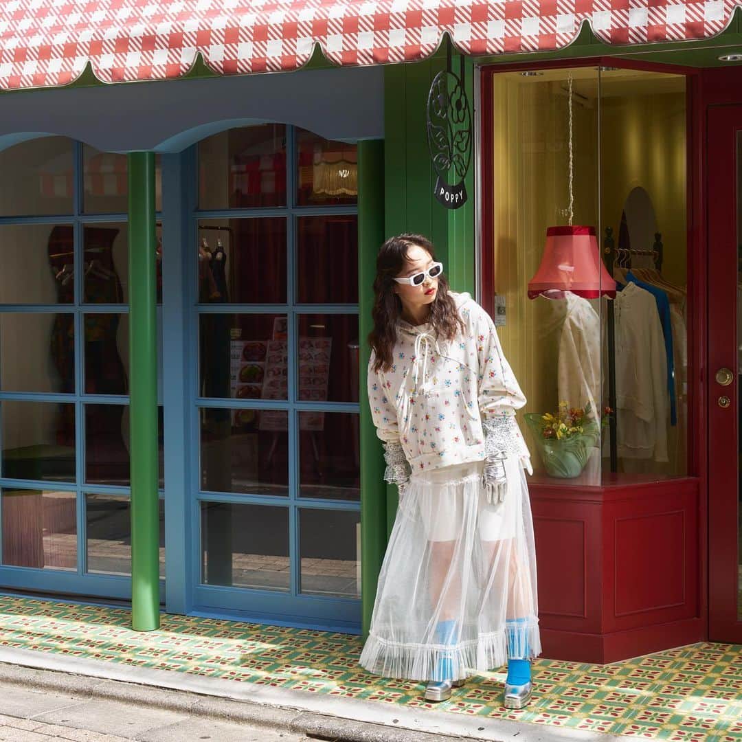 あさぎーにょさんのインスタグラム写真 - (あさぎーにょInstagram)「ついにPOPPY renewal Open！ きてきてきてきて🫶🩵  色に包まれた空間に足を踏み入れた瞬間に胸が弾み始める音が聞こえるはず…！！！  セレクトも始めました！ 第一弾はコペンハーゲンブランドをセレクトしているよ  実際に現地に行ったり デザイナーさんにお話聞いたり コレクションを見に行ったりして 沢山のポップな刺激を受けました！  あの時の興奮が少しでも伝わるといいなと思います。  とにかく本当に居るだけでワクワクする空間が広がったので来て欲しいです🩵  でもごめんなさい、POPPY原宿のご来店は引き続き予約制です🥺みなさん本当にありがとうございます。 このあと21:00〜予約開始です！  （無断キャンセルは来れないお客様も沢山いるのでどうかお控えくださいとのことです🥺）  #POPPY#原宿#POPPY原宿」9月13日 20時39分 - asagiinyo
