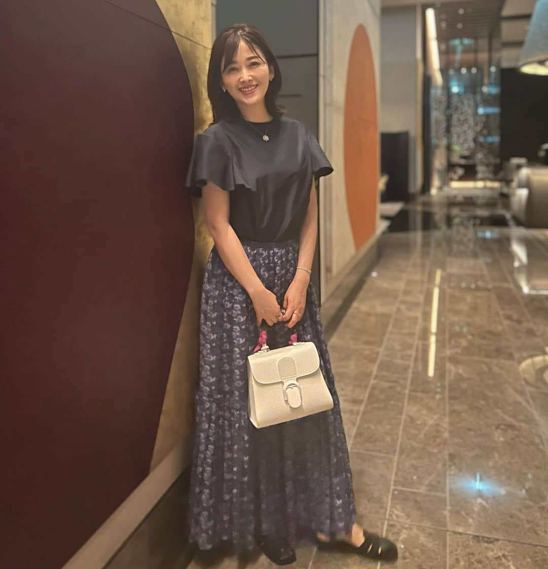 山本みらいさんのインスタグラム写真 - (山本みらいInstagram)「少し前の夜のお出かけ。  Tops&Skirt @drawerofficial (何年か前の) Sandals @zara  . この日はヘアサロンで髪を✂︎カットしてもらってから、コスメブランドさんの発表会へ。 夜のフォーシーズンズホテルもやっぱり素敵だった🌙」9月13日 20時41分 - mirai_yamamoto