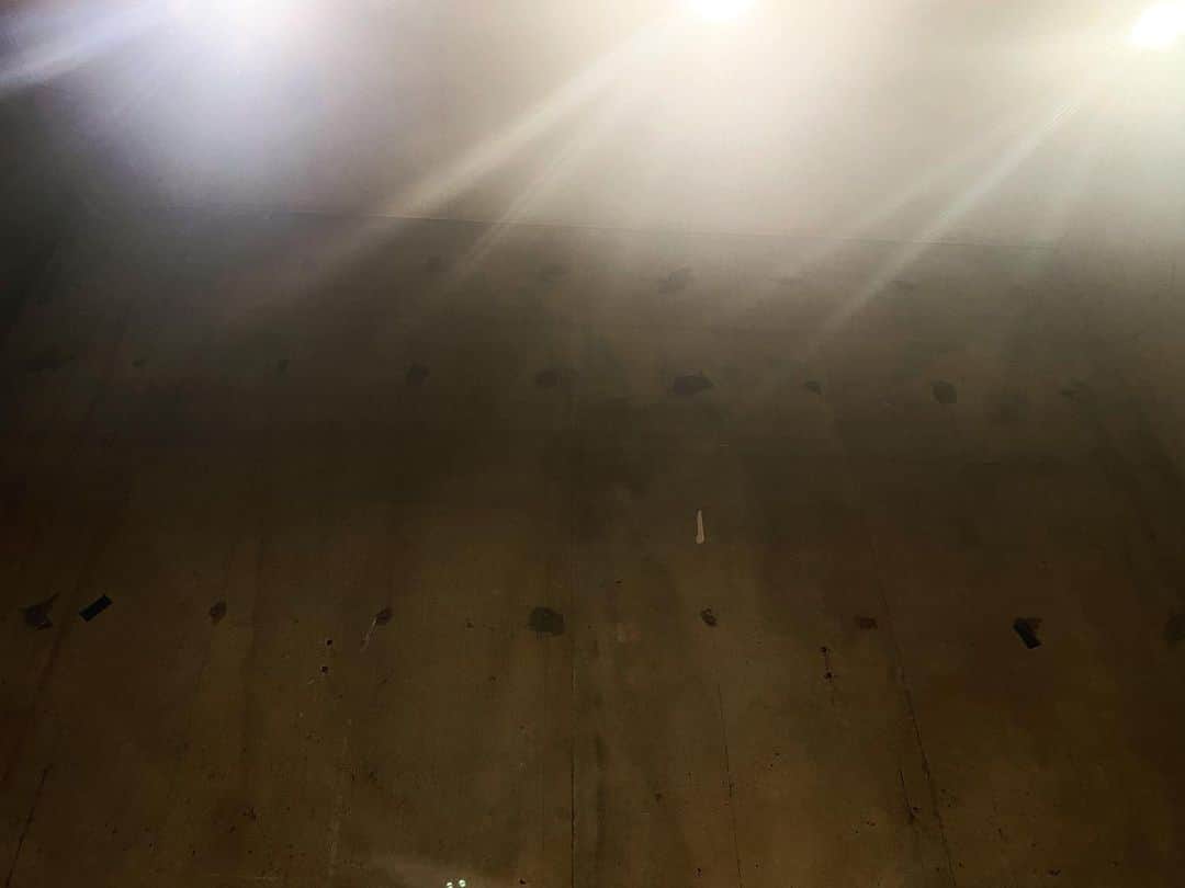 maiのインスタグラム：「6人が揃うって いつぶり？ さらには 6人が揃う 夜会は 初めて。 5分ほど遅刻してったら これ。 グラスないまま乾杯。（いくおの指示） 久しぶりに みんなで集まって 近況報告。 とか なくて。笑 ひたすら あれ食べよ！これ食べよ！ これ美味しい！とか。 後ろのグループの方達が すごく盛り上がっていて こちらの会話が聞こえないので とにかくがむしゃらに食べて すぐ退散。笑 ちょっとゆっくり お茶して話そう、と ハシゴする予定だったけど プリクラ撮りに行こうとなり。 最新のプリクラ機に苦戦する母ちゃん達。 盛りたくないのに 盛り盛りに盛れすぎ 誰かわからん6人が撮れて大盛り上がり。笑 たたこは ここでひと足先に お別れ。寂し。 そのあと5人で カラオケ。 あいみょん居たり YOASOBI居たり ミセス居たり 中島美嘉居たり ナンノ（南野陽子）居たり。笑笑 立ち上がり歌う いくお。 横に揺れながら歌う きよ。 とにかく歌うまな よしこ。 そして 途中で歌えず 首を横に振る私。 結局 近況報告 何も聞いてないよ。 でも 次の日の夕方まで グループLINEも 余韻で盛り上がり ただただ しばらく熱が冷めないほど 楽しかった。 あーーーーほんま 楽しかった！！」