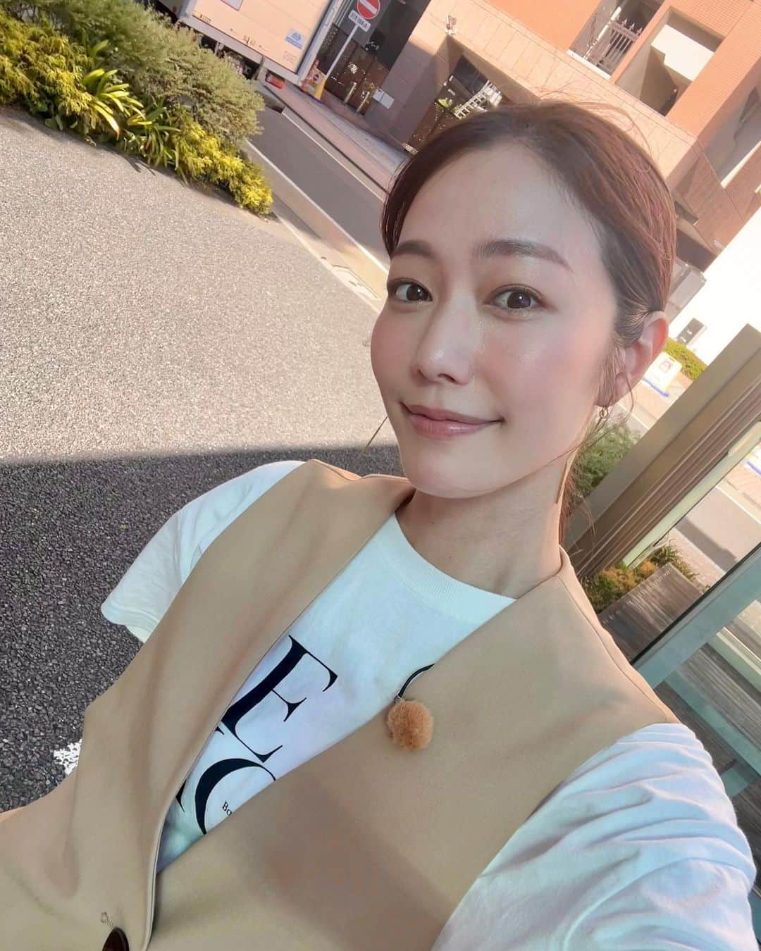 喜多よしかのインスタグラム：「９月に入って一瞬涼しくなって 最高ーーー！✌︎ と思っていたのに、またすぐ夏に逆戻り…。  暑い日々が続いておりますが 皆様いかがお過ごしでしょうか。  私は今年の残暑は11月まで続くなんていう話を小耳に挟んで怯えています。  そして忘れないうちに早めのお知らせです☺︎ 久しぶりにHBC キョウドキッ！のドキコレに少しリポーター出演させていただきます。 9月19日放送予定だそうですので、道民の皆様宜しくお願いいたします🫶🏻✨  日差したっぷり浴びて汗だく顔も真っ赤っかですね🐒 皆様お疲れ様でした…🌞  写真3枚目からはロケとは関係ないんだけど🙅🏻‍♀️⚠️ 近くで気になったイベント。面白そうだよね… 仕事終わりに行きたかったけど暑くてバテて帰ってきちゃった…🤣  季節の移り変わりでお天気も変わりやすいですが、お互い体調気をつけていきましょ〜🙋🏻‍♀️✨  #今日ドキッ #リポーター#金曜ロードショーとジブリ展 #喜多よしか#ジレコーデ #polene #poleneparis」