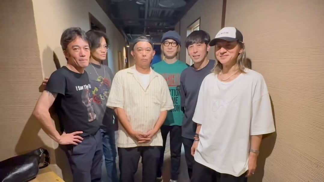 のインスタグラム：「「ROCKON SOCIAL CLUB 1988」9/15 Release !!  LIVE Blu-ray＆DVD「ROCKON SOCIAL CLUB 1988」が9月15日（金）いよいよリリース！！ メンバーからのコメントをお届けします🤲  Rockon Social Club LIVE BD&DVD 「ROCKON SOCIAL CLUB 1988」 2023.9.15 ON SALE ＜@Loppi・HMV限定販売＞ 🛒 https://www.hmv.co.jp/news/article/23...  2023年5月6日（土）に東京ガーデンシアターで行われたRockon Social Club初のワンマンライブの模様を完全収録したLIVE Blu-ray & DVD。特典としてカバーアルバム 「2023」のCDを封入。  ※カバーアルバム「2023」の収録曲数は8曲となります。  #RockonSocialClub」
