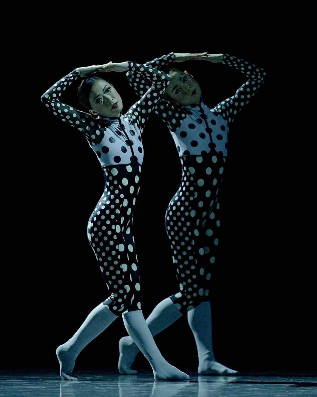 石井杏奈のインスタグラム：「Will be performing “Fukuoka” again this weekend with amazing @yui_sugawara_ at @festivalquartiersdanses 👯‍♀️🤍🖤🤍🖤 . . #fukuoka#modern#contemporary#piece#japanese#spanish#blackandwhite#costume#dance#show」
