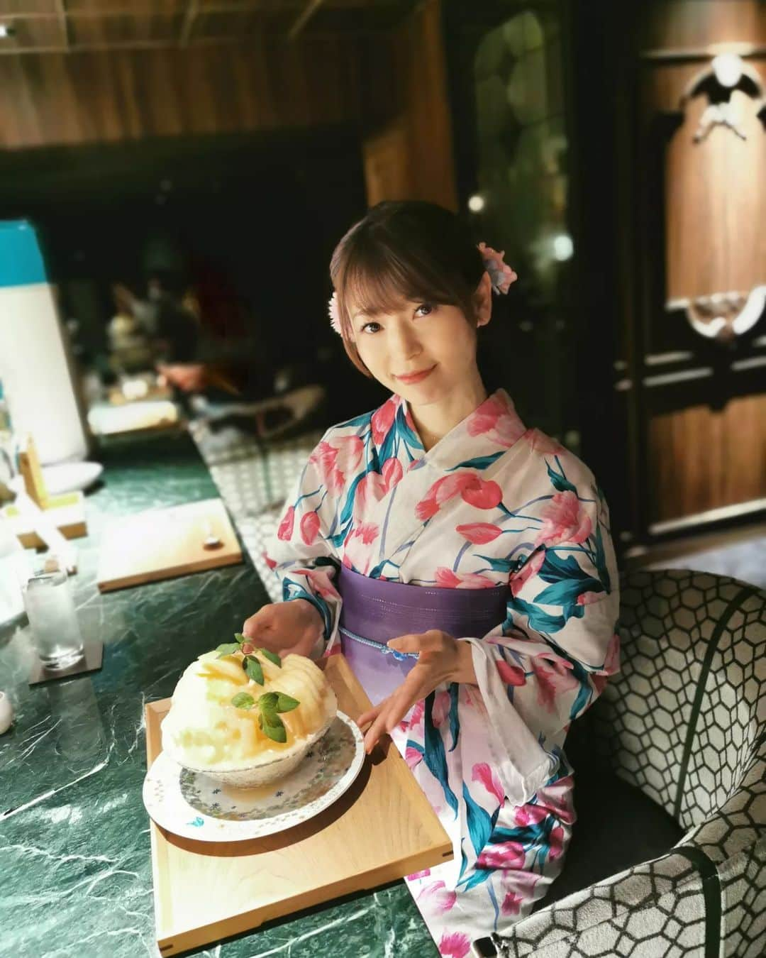 畠山優梨枝さんのインスタグラム写真 - (畠山優梨枝Instagram)「浴衣でかき氷🍧🍧✨ 桃がこんなにも乗ったかき氷😆😆😆😆😆💕 桃大好きなので高まりました♥️ 美味しかったです😍 今年も夏らしいこといっぱいできた👍  #浴衣#夏#かき氷#桃かき氷#桃#夏の思い出」9月15日 19時00分 - yurieyurieee