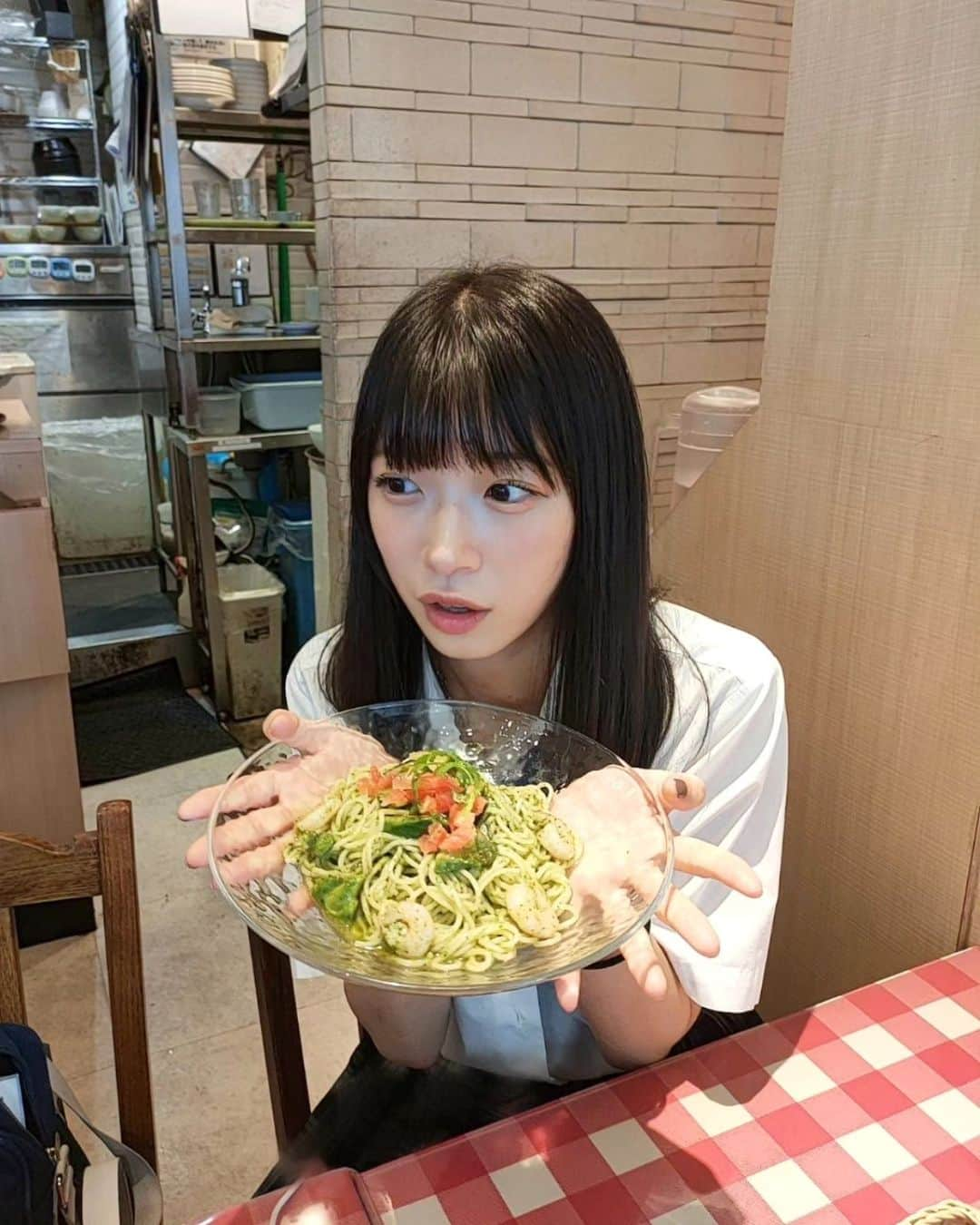 熊井戸花のインスタグラム：「放課後にお母さんと冷たいパスタ食べました☺️⁡ ⁡⁡ ⁡お母さんとご飯いくと、毎回お母さんが頼んでた料理の方が美味しそうにみえて羨ましくなっちゃうのなんでなんだろう、、🥺⁡⁡ 次に行った時、前お母さんが頼んでたのを頼んでも、またそのときお母さんが頼んでた料理が羨ましくなっちゃう、、🤭⁡ ⁡⁡ ⁡ #熊井戸花 ⁡ ⁡ #おはなちゃん ⁡ ⁡ #テンカラット ⁡ ⁡ #テンカラットプリューム ⁡ ⁡ #高校生 ⁡ ⁡ #17歳 ⁡ ⁡ #sjk ⁡ ⁡ #ご飯⁡ ⁡ #ジェノベーゼ」