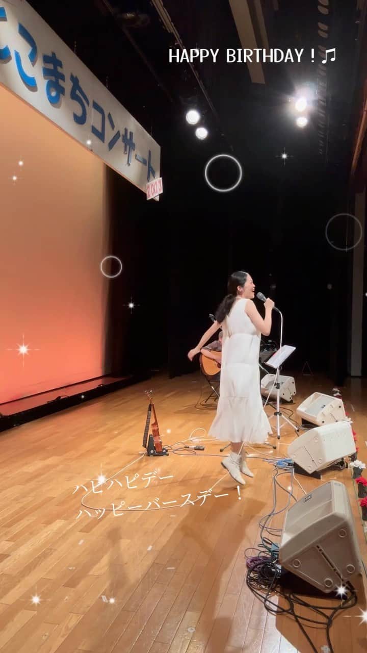上野まなのインスタグラム：「『HAPPY BIRTHDAY！』上野まな🎵  お誕生日月の方へ、おめでとう〜！🥳  #ハッピーバースデー #手拍子ありがとう  #お誕生日 #お祝いソング #おめでとう  #上野まな #とこまちコンサート2023 #高田慶ニ #所沢まちづくりセンター  #ライブ #シンガーソングライター  #白ワンピ #白ブーツ」