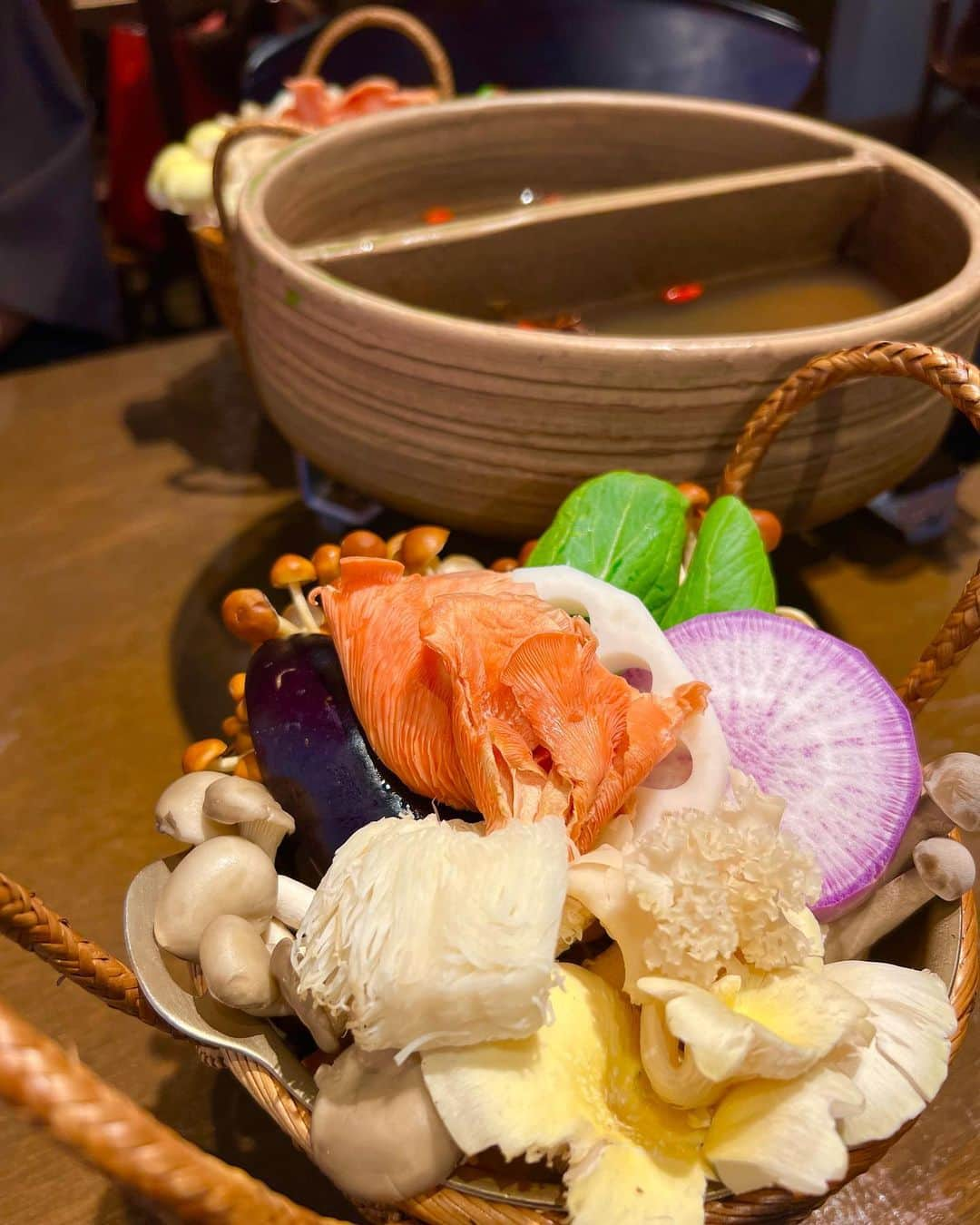 住吉史衣のインスタグラム：「.  薬膳火鍋ランチ🍲 前にも一度お伺いしたことあるお店で美味しかったから再訪🤭❤️‍🔥  大好きなきのこがいーっぱい🍄お肉も水餃子も美味しくて、このボリュームで¥2,000は休日ランチにしてはコスパ🙆‍♀️(ドリンク&デザートも付いてくる)  つけだれのポン酢も美味しかった🥹そういえば火鍋だけど辛くなかったなぁ〜前は辛かったなぁ〜と後から思いつつ。美味しかったからいっか！笑 .  『裏の山の木の子』 東京都渋谷区道玄坂1-3-11 一番ビル 2F .  #渋谷 #渋谷グルメ #渋谷ランチ #火鍋 #薬膳 #きのこ #きのこ鍋 #グルメ #グルメ女子 #ふーみん食べ歩き #ランチ #ランチ巡り  .」