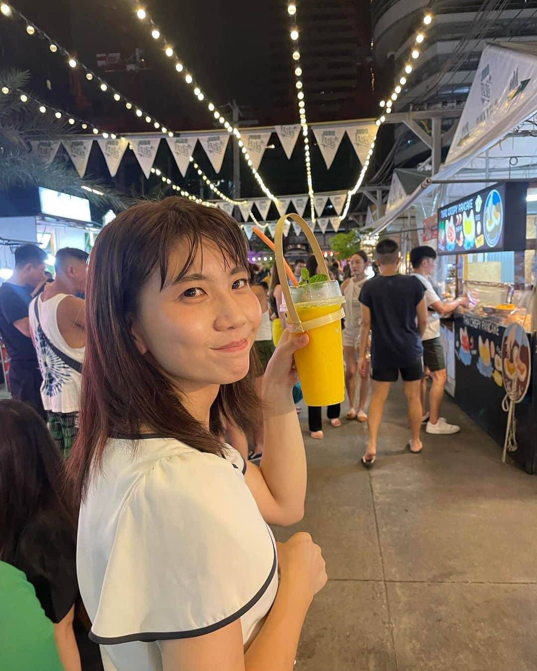 東條麻依子さんのインスタグラム写真 - (東條麻依子Instagram)「タイ🇹🇭 マンゴースムージー🥭 マンゴーが丸ごとのっていました！😳 . バンコク最大級のチャトゥチャック市場！物価が安い！ . ワットパクナム🫶🏻 幻想的な雰囲気が広がります♪ 大きなお釈迦様とパシャリ . 遺跡を見ながらタイティーと 揚げドーナツとロティサイマイ （クレープ生地に糸状の綿菓子を巻いたもの）🫖☕️ . #バンコク#タイ#マンゴースムージー#チャトゥチャック#ジョットフェア#ワットパクナム #遺跡#タイティー#ロティサイマイ」9月13日 20時49分 - maiko_tojo