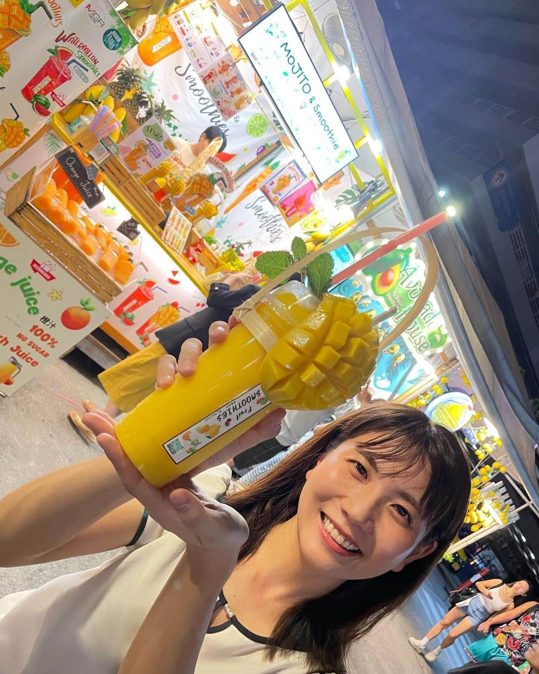 東條麻依子さんのインスタグラム写真 - (東條麻依子Instagram)「タイ🇹🇭 マンゴースムージー🥭 マンゴーが丸ごとのっていました！😳 . バンコク最大級のチャトゥチャック市場！物価が安い！ . ワットパクナム🫶🏻 幻想的な雰囲気が広がります♪ 大きなお釈迦様とパシャリ . 遺跡を見ながらタイティーと 揚げドーナツとロティサイマイ （クレープ生地に糸状の綿菓子を巻いたもの）🫖☕️ . #バンコク#タイ#マンゴースムージー#チャトゥチャック#ジョットフェア#ワットパクナム #遺跡#タイティー#ロティサイマイ」9月13日 20時49分 - maiko_tojo