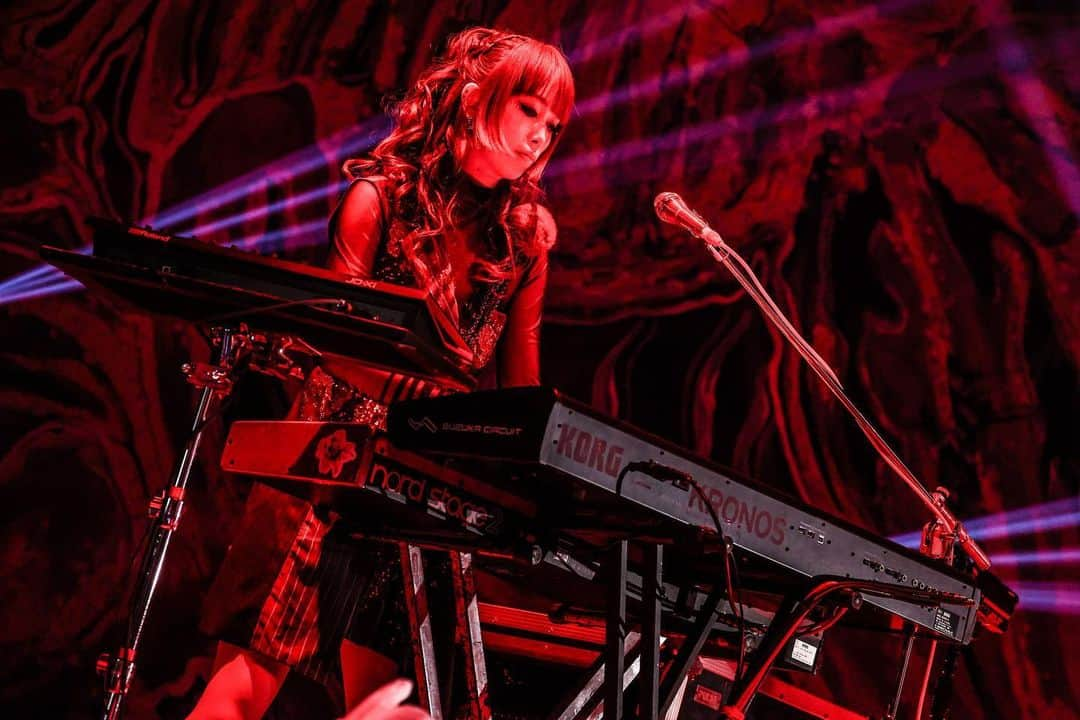 ながしまみのりのインスタグラム：「🔥🔥🎹🔥🔥  ⁡ at Tokyo Garden Theater ⁡ Photo by. @mori_came  ・ 本日9/13発売 #女王蜂 単独公演「#バイオレンス」映像作品 キーボード弾いています。 オープニング曲もつくりました。 女王蜂のライブ映像作品にも過去全て出演させていただいていることに気づきました。皆勤賞です。感謝。 ・ Today 9/13, #QueenBee solo performance "#Violence" video work. I play keyboard and also wrote the opening song. I realized that I have played in all of Queen Bee's live video works in the past. Thank you.」