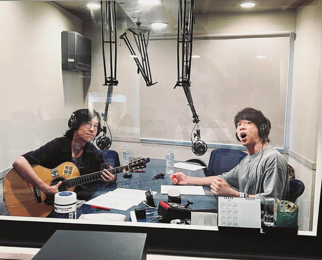 ホリエアツシさんのインスタグラム写真 - (ホリエアツシInstagram)「今夜！bayfm「Hedgehog Diaries」 久しぶりに出ますな📻 この後、細美くんとハシゴ酒しまくることになるとは🍷 #細美武士 #ホリエアツシ」9月13日 20時54分 - a.horie