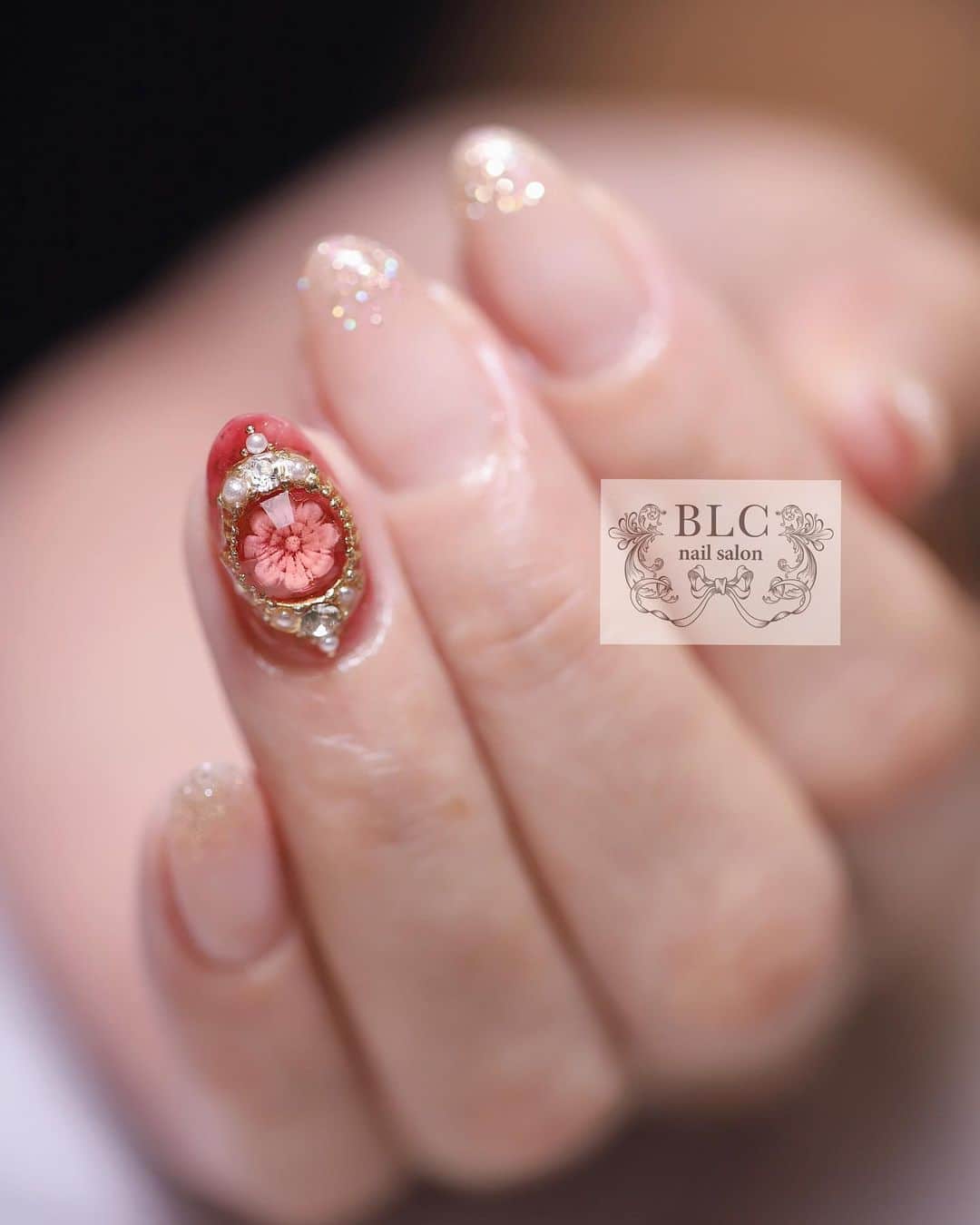 のインスタグラム：「BLCフラワービジュー♡  ーーーーーーーーーーーーーーーーーーー  ◾︎◾︎BLC nail salon◾︎◾︎ 新潟県新潟市中央区東中通1番町86-84nsテラス1F 025-211-4187 #新潟ネイルサロン   #BLCnail#blcnailsalon#nail #田辺さおり#新潟市ネイルサロン#新潟ネイル#ジェルネイル #シンプルネイル #akzentz #アクセンツ#luxiogel #新潟ブライダル#新潟結婚式#新潟ブライダルネイル#綺麗めネイル #ビジューネイル#秋ネイル2023#swarovskinails  ーーーーーーーーーーーーーーーーーーーーー  @akzentz_nail  🇨🇦Nails Perfected - Only flom Akzentz Formulated and manufactured  in Canada」